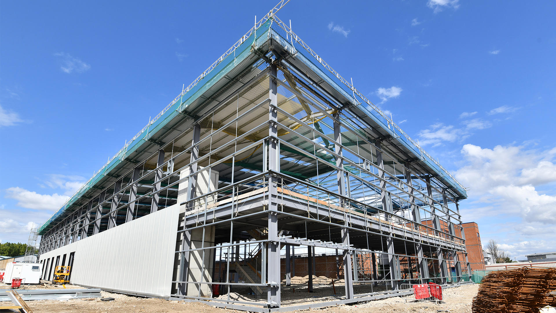 Un bâtiment industriel en cours de construction illustre les services de validation des nouvelles installations proposés par Eurofins BioPharma Product Testing. Cette étape essentielle garantit la conformité réglementaire, la qualification des équipements et la sécurité des infrastructures avant leur mise en service dans l’environnement pharmaceutique.
