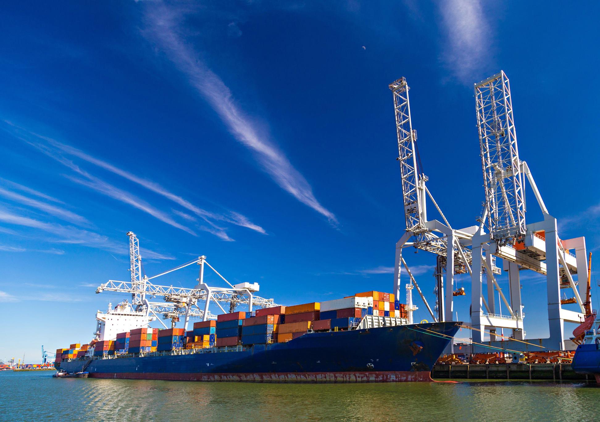 large-container-vessel-unloaded-in-port-of-rotterdam-netherlands-xl_7779x5472px