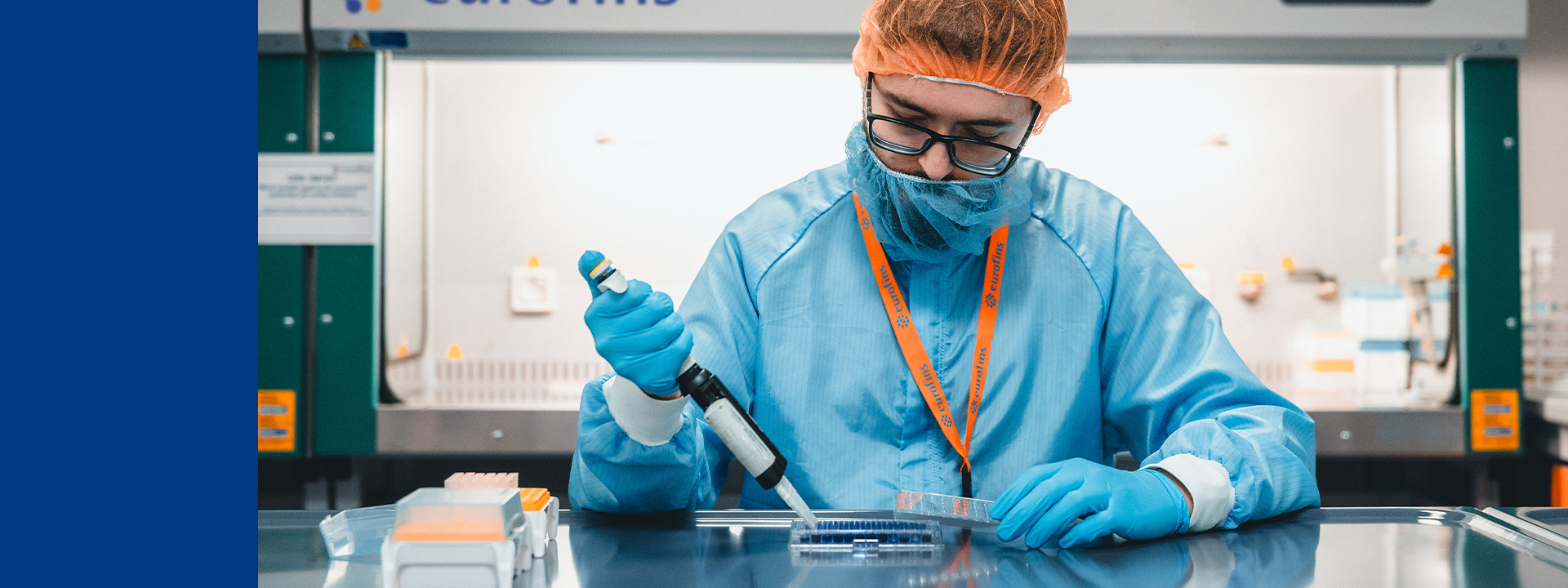 Technicien de laboratoire équipé d’EPI manipulant une pipette dans un environnement contrôlé, illustrant les procédures d’analyse, les études de stabilité et les tests de libération réalisés par Eurofins BioPharma Product Testing pour garantir la qualité des substances actives et des médicaments finis.