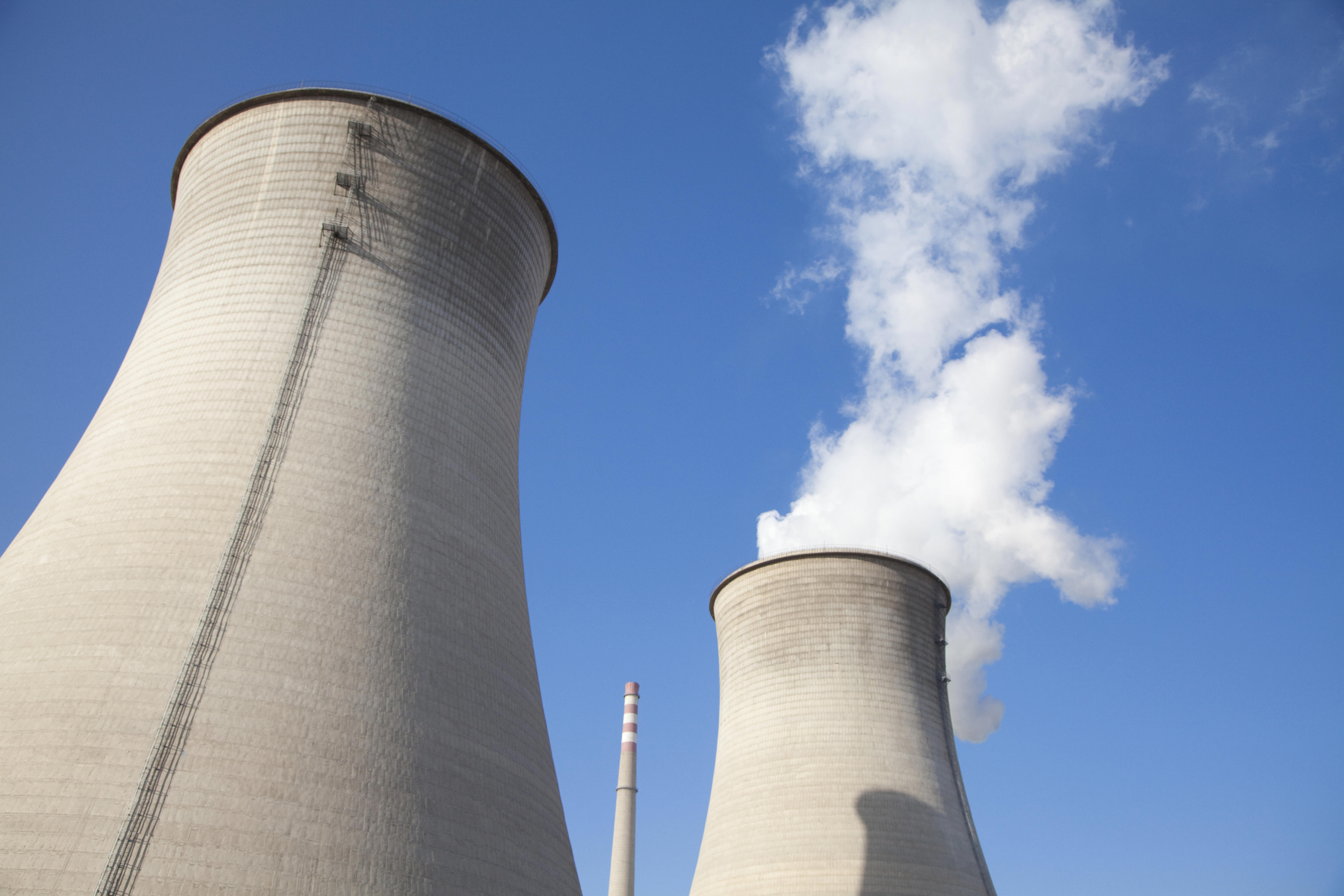 smoke-stacks-at-power-plant-xxl_5616x3744px