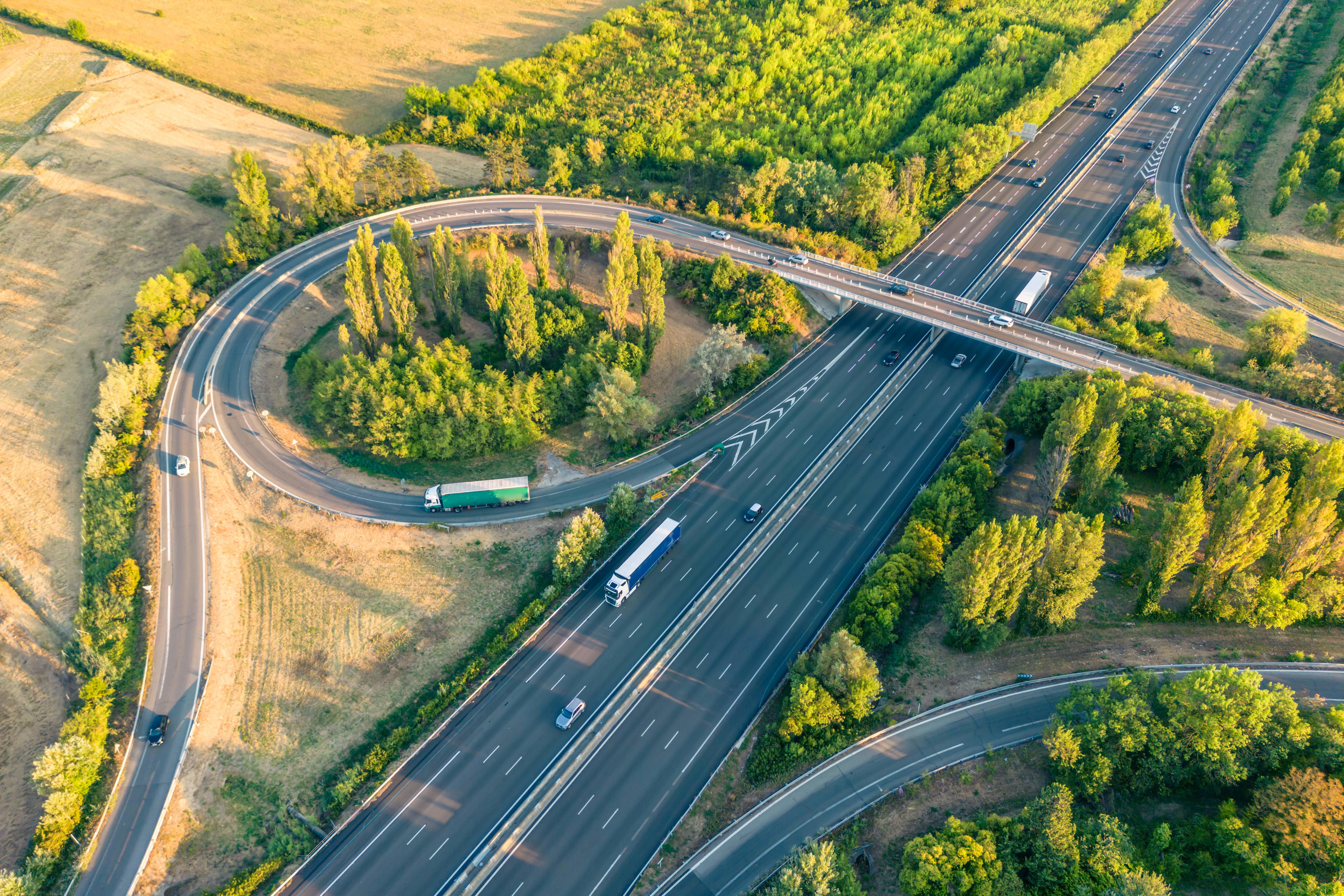 vue-d-angle-eleve-de-l-autoroute-au-coucher-du-soleil