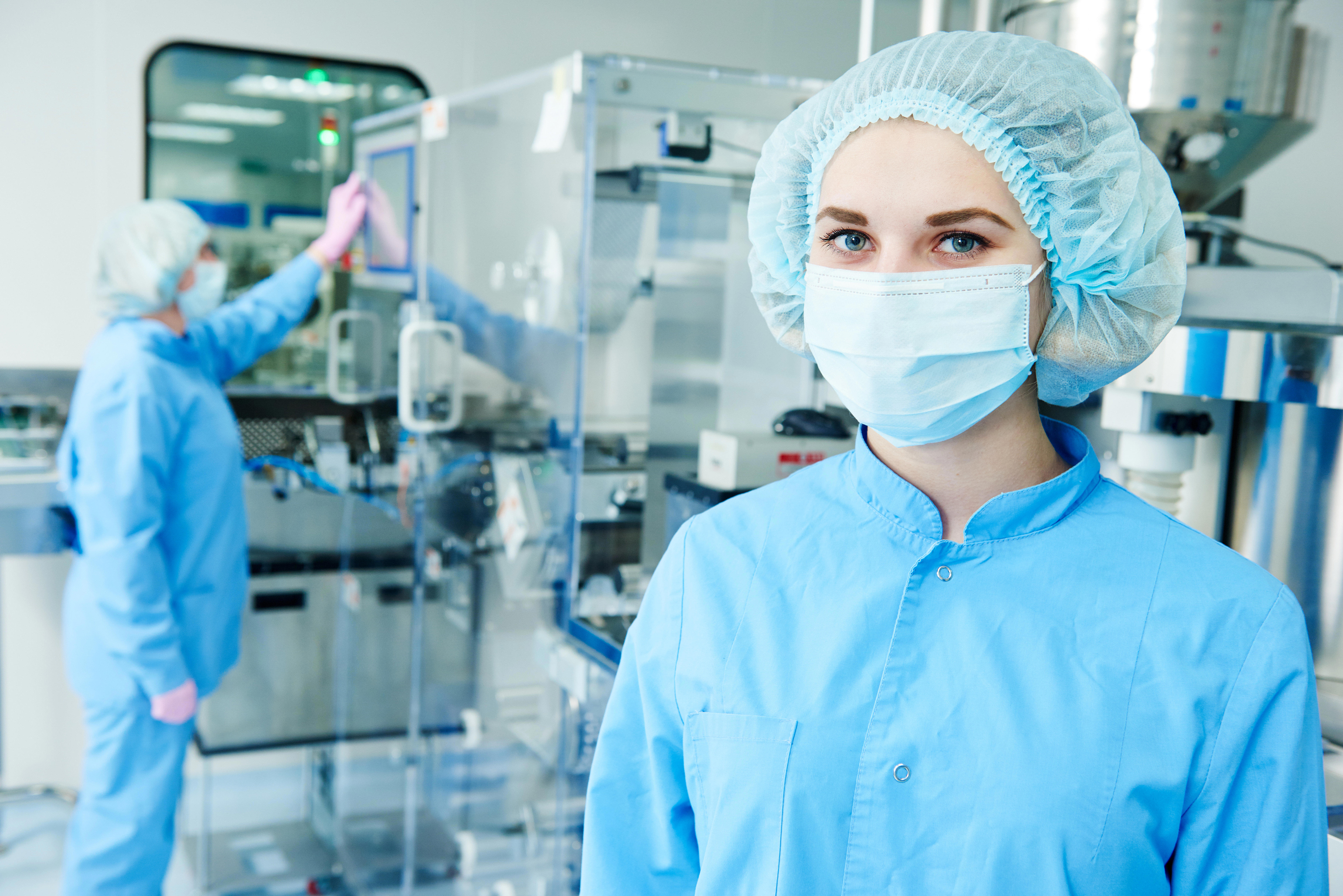 Technicienne de laboratoire en salle propre chez Eurofins BioPharma Product Testing réalisant la validation de nettoyage sur des équipements de production pharmaceutique, selon les normes GMP/BPF  et ISO, pour garantir l’absence de résidus, la conformité réglementaire et la maîtrise de la contamination croisée.