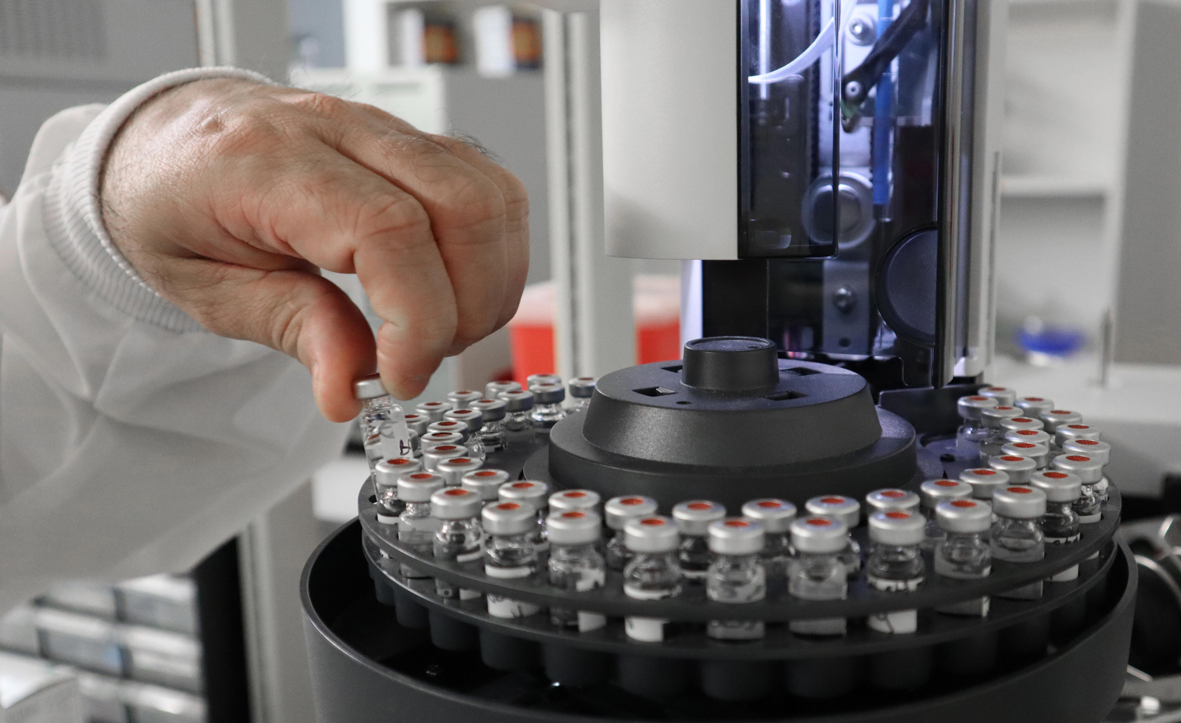 Un technicien de laboratoire Eurofins BioPharma Product Testing manipule un carrousel d’échantillons dans un environnement analytique, illustrant les étapes de validation de la stérilisation. Ces contrôles garantissent l’efficacité des procédés de décontamination, la conformité aux normes GMP/BPF et la sécurité microbiologique des produits pharmaceutiques.