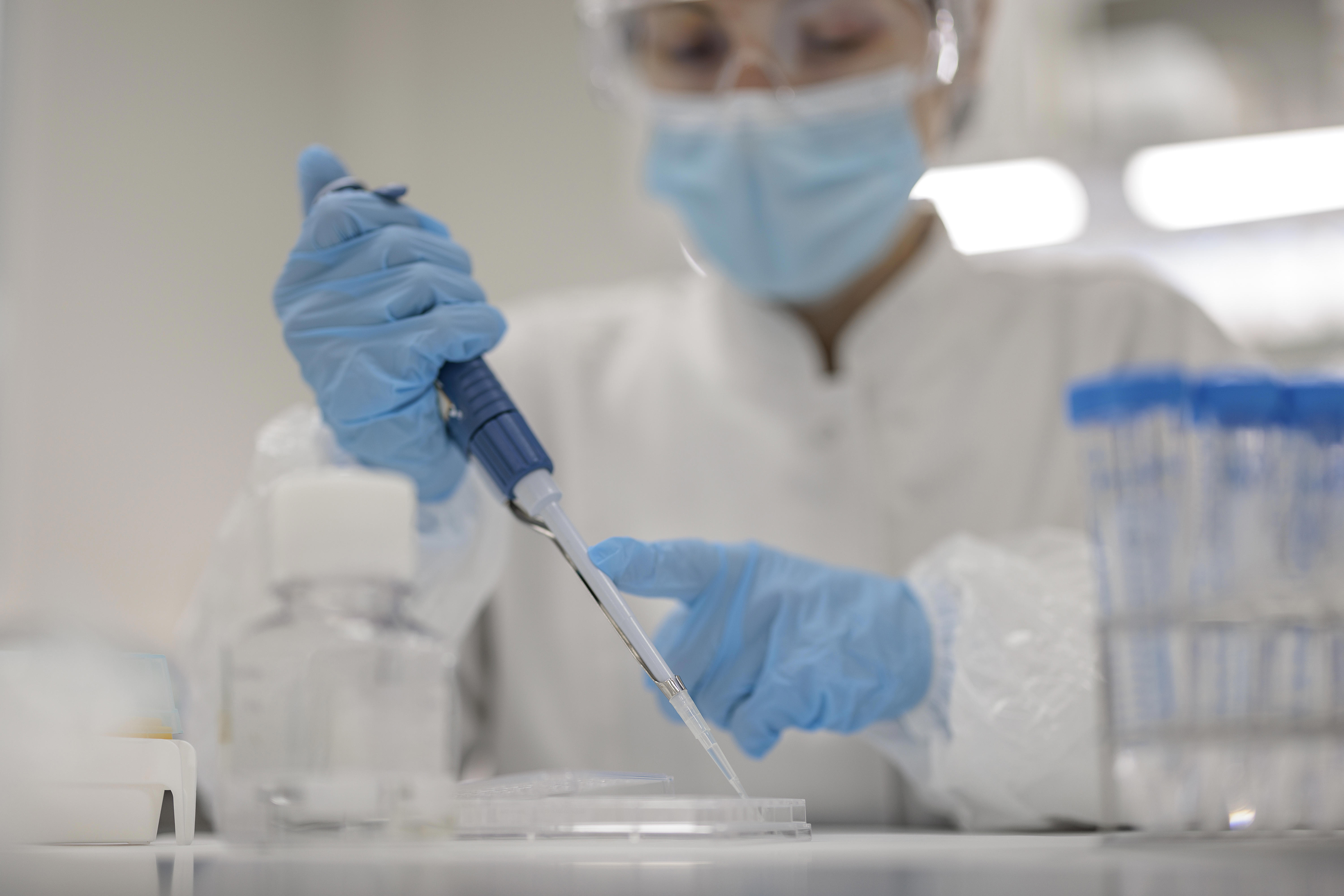 Technicienne de laboratoire chez Eurofins Biopharma Product Testing réalisant un test d’endotoxines bactériennes sur produits injectables à l’aide d’une micropipette, dans un environnement conforme aux Bonnes Pratiques de Fabrication (BPF), selon les normes USP et Ph. Eur., pour garantir la sécurité microbiologique et la conformité réglementaire des médicaments stériles.