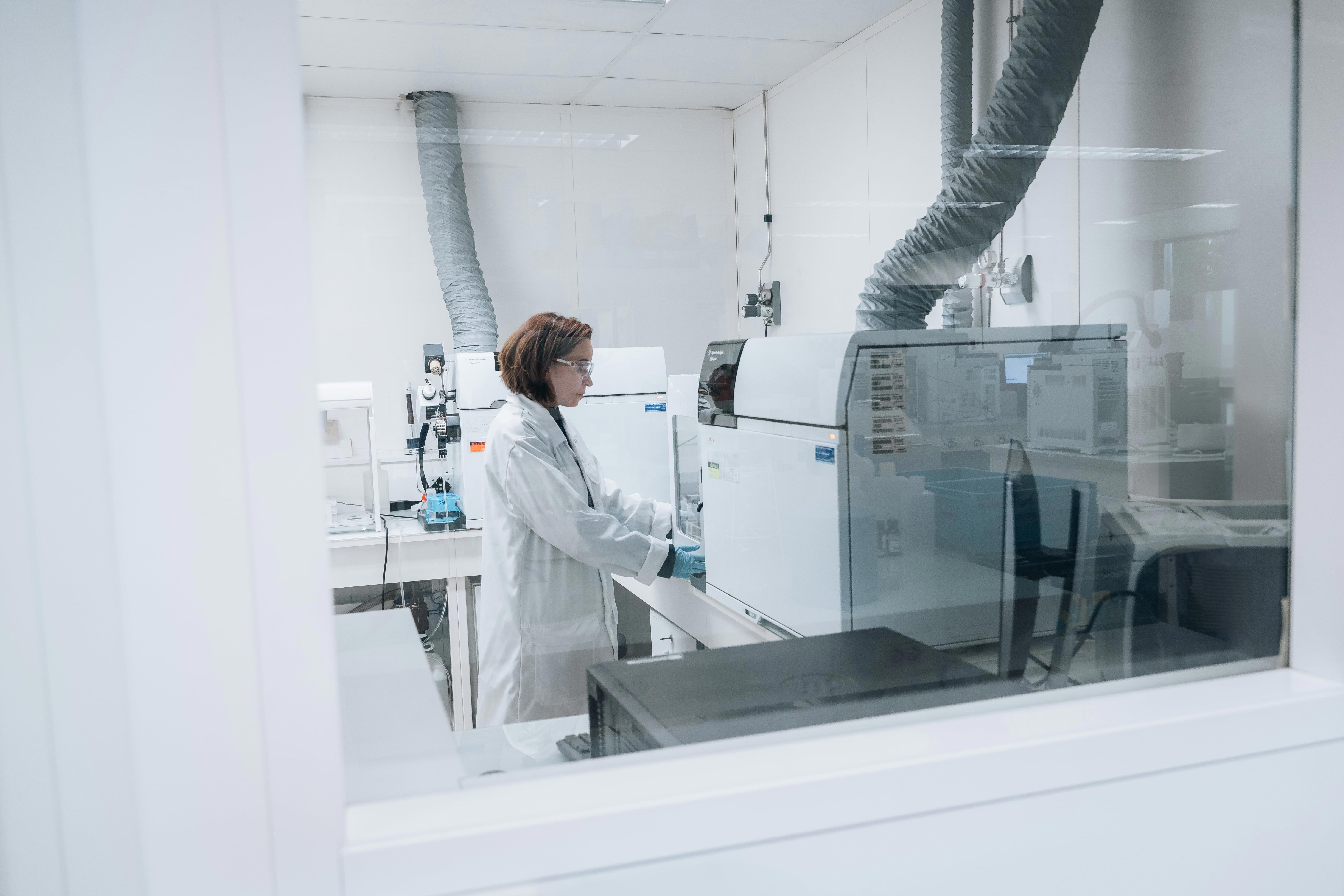 Scientifique en laboratoire pharmaceutique utilisant un équipement d’analyse avancé pour étudier le phénomène de rouging, illustrant l’expertise d’Eurofins BioPharma Product Testing dans le contrôle des installations pharmaceutiques via la technologie ICP-MS.