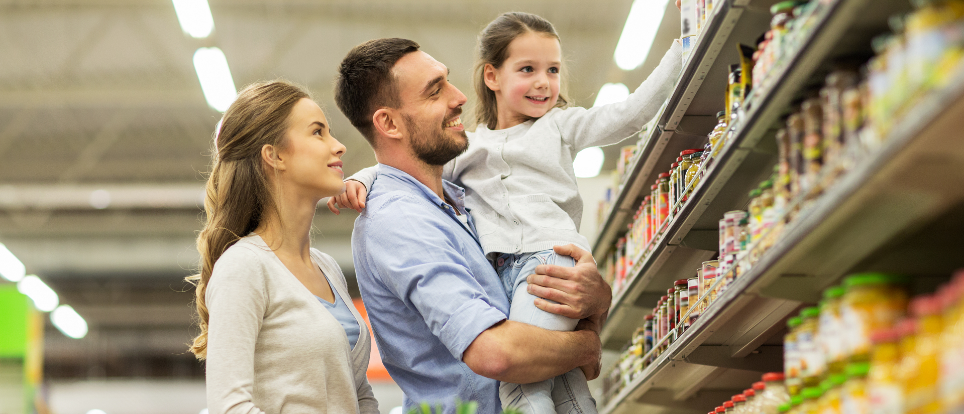family-with-food-in-shopping-cart-at-grocery-store-xl_7351x4900px-banner