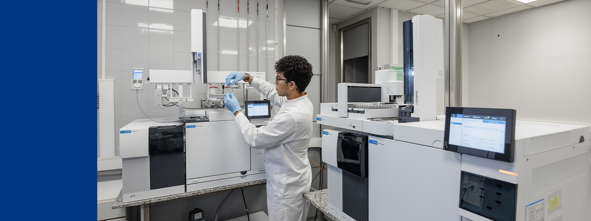 Technicien en blouse blanche et gants bleus opérant un équipement analytique dans un laboratoire moderne d’Eurofins BioPharma Product Testing. L’image illustre les tests de détection et de quantification des nitrosamines et impuretés génotoxiques dans les substances pharmaceutiques, réalisés selon les lignes directrices ICH M7, les normes GMP et les exigences des autorités de santé pour garantir la sécurité des patients et la conformité réglementaire.