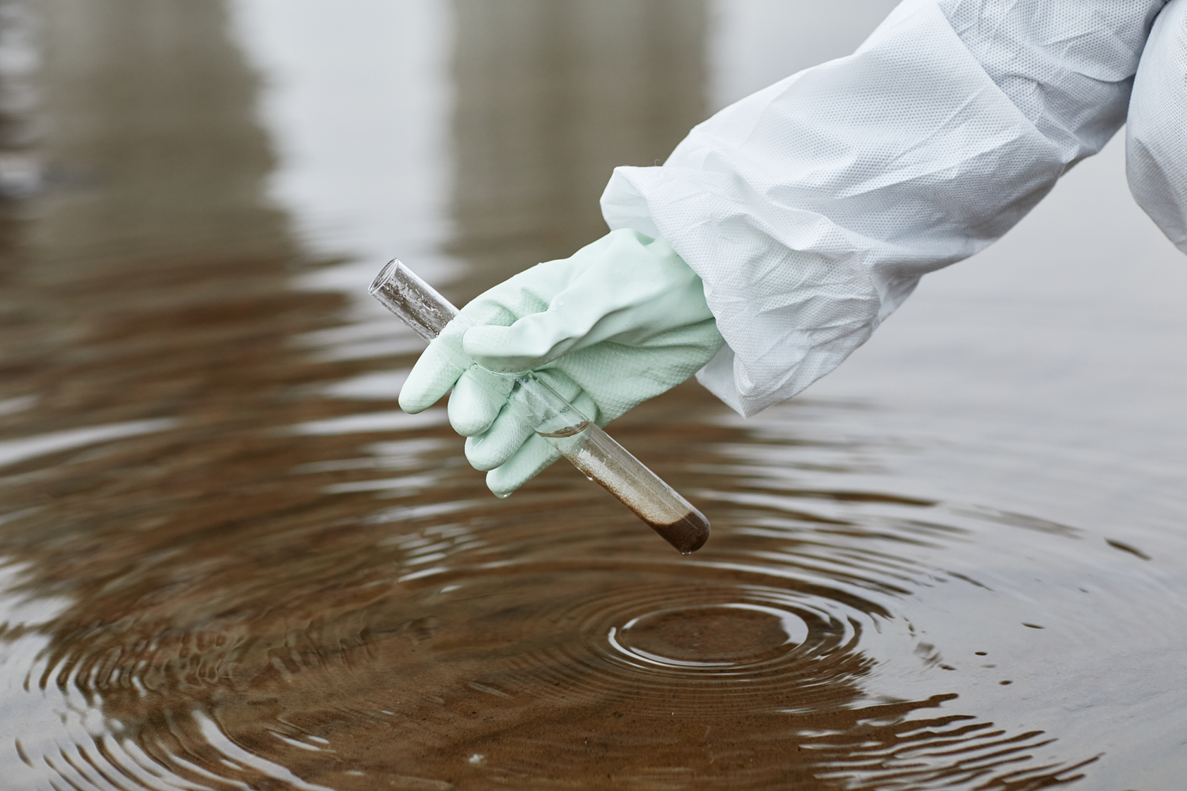 inspector-realizando-toma-de-muestras-de-agua