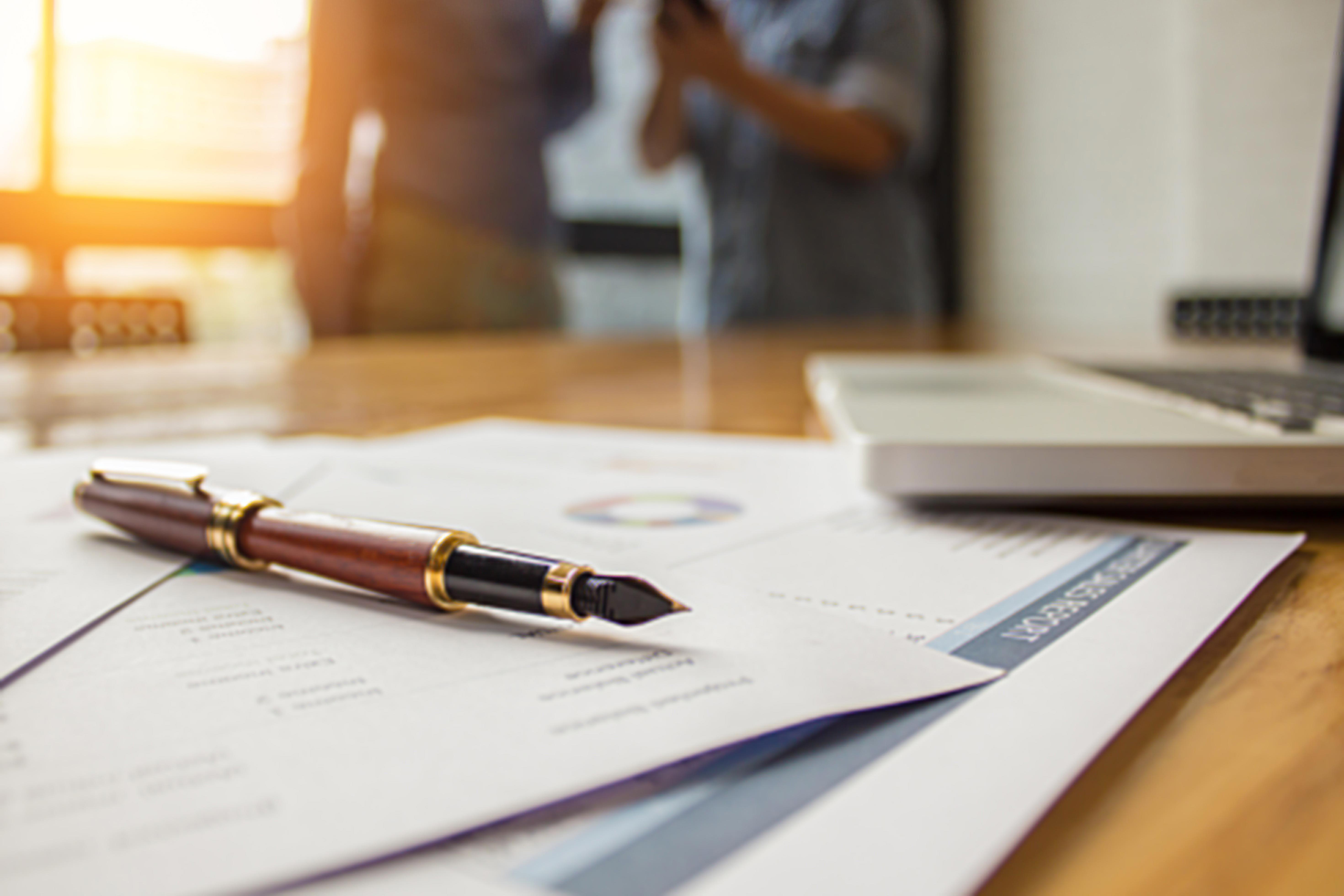 close-up-fountain-pen-over-turnover-graph-paper-it-on-wood-desk-in-office_5880-x-3921-px