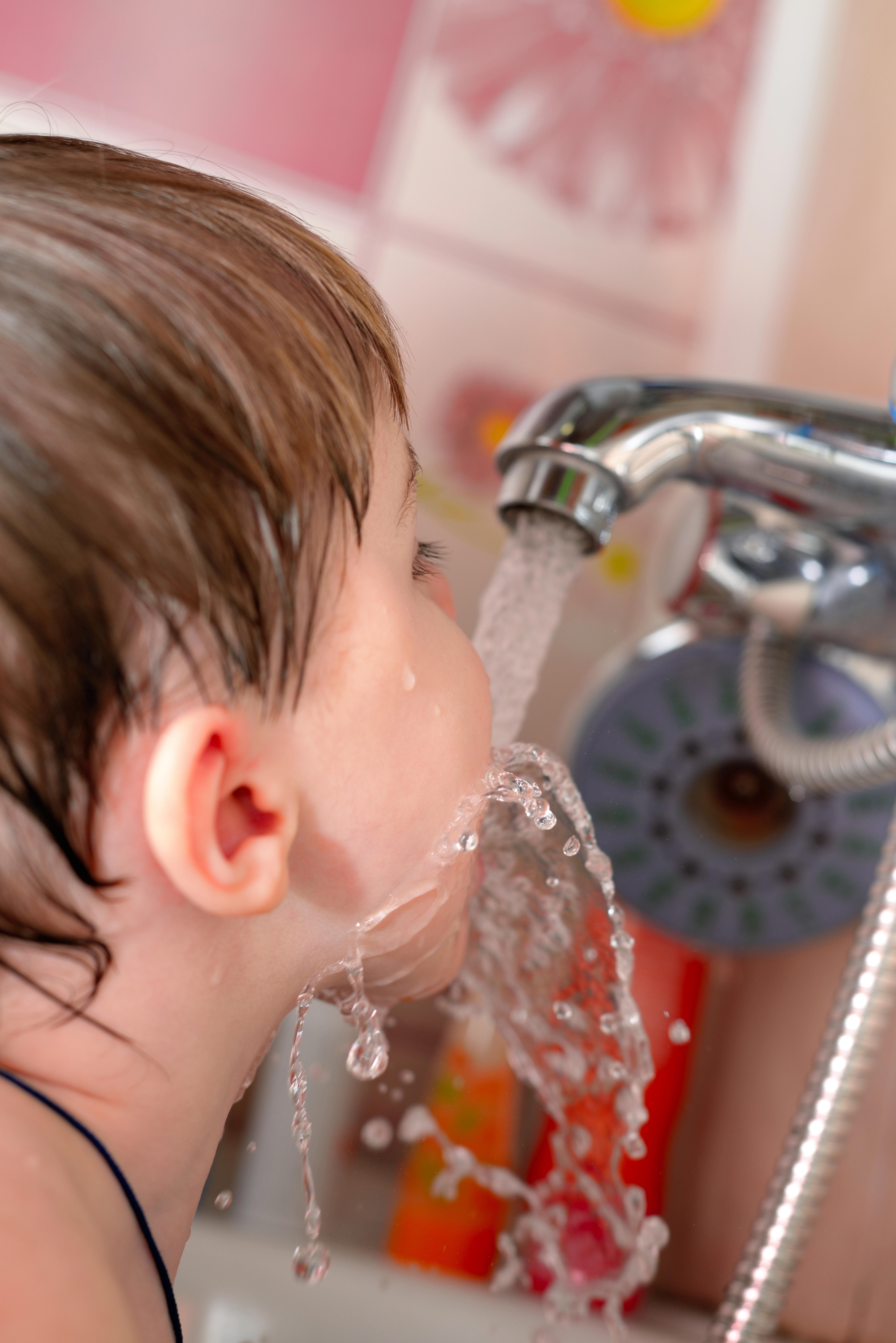 baby-bathes-in-the-bath-and-plaing-with-water-stream_6024-x-9024-px
