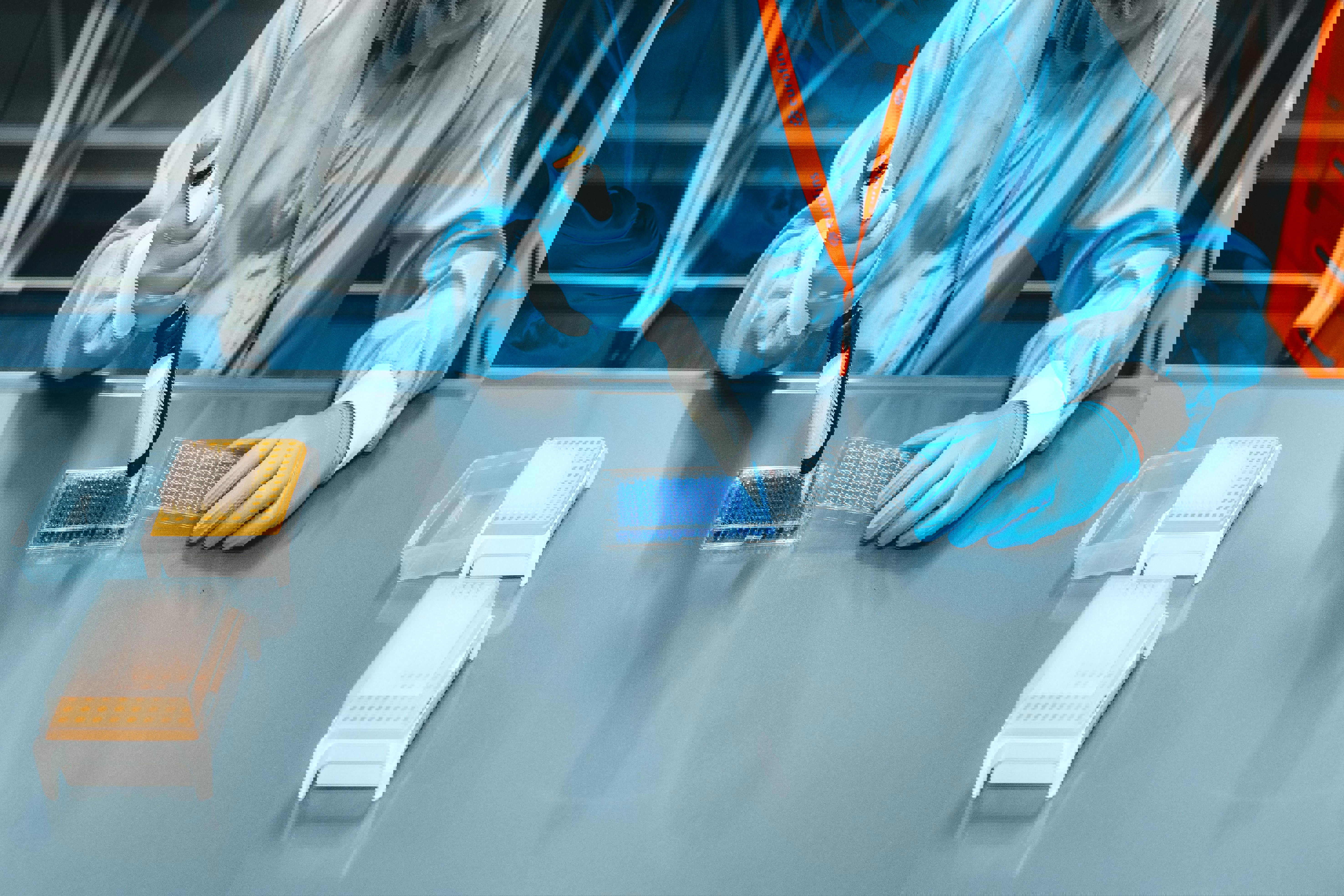 Technicien de laboratoire chez Eurofins Biopharma Product Testing réalisant une analyse sur microplaque dans le cadre d’études toxicologiques. Cette procédure permet d’évaluer la sécurité des substances actives et des formulations pharmaceutiques à travers des tests biologiques rigoureux. L’image illustre un environnement contrôlé dédié à la détection des effets indésirables, à la validation des profils toxicologiques et au respect des normes réglementaires.