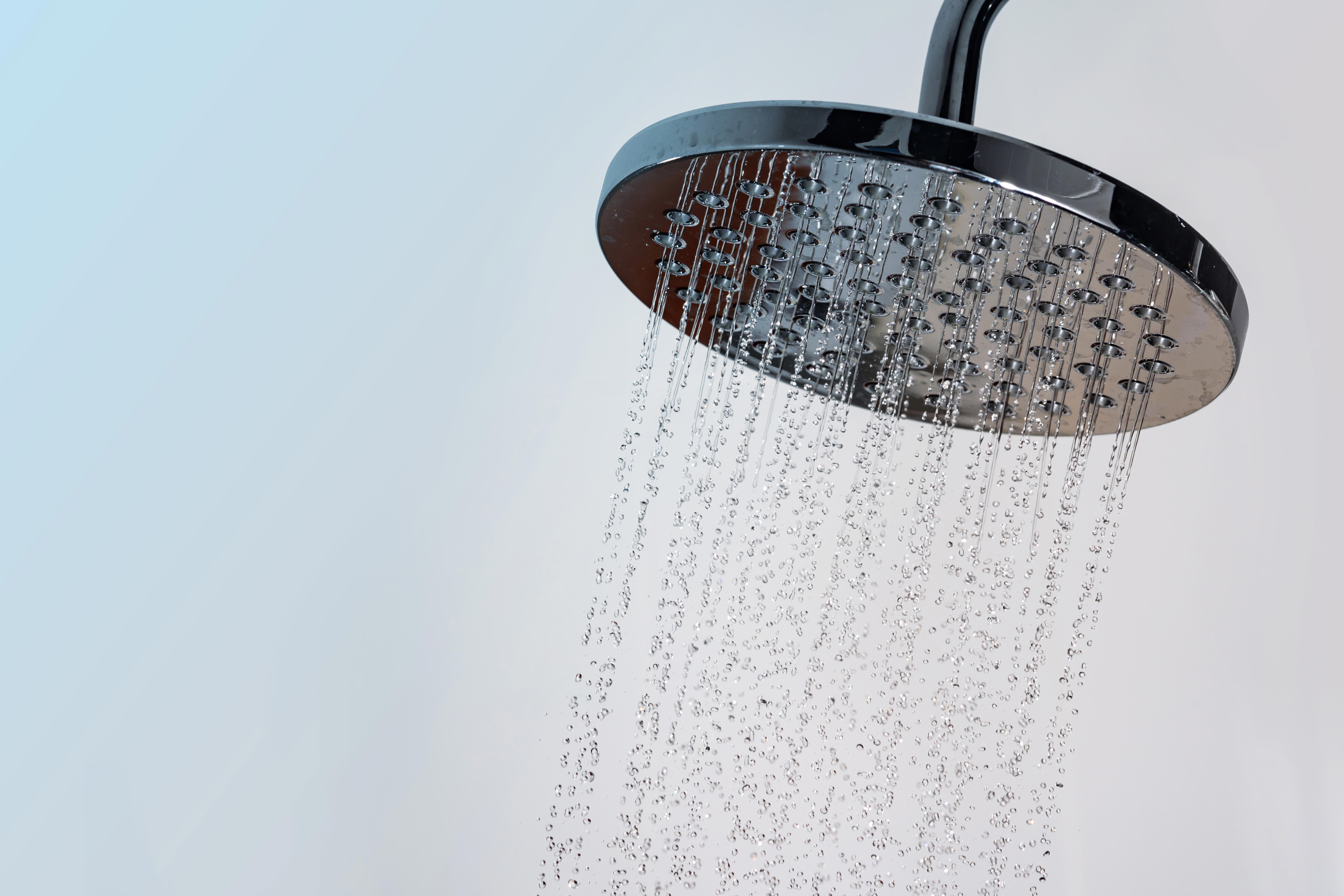 gros-plan-de-l-eau-qui-coule-de-la-douche-dans-la-salle-de-bain