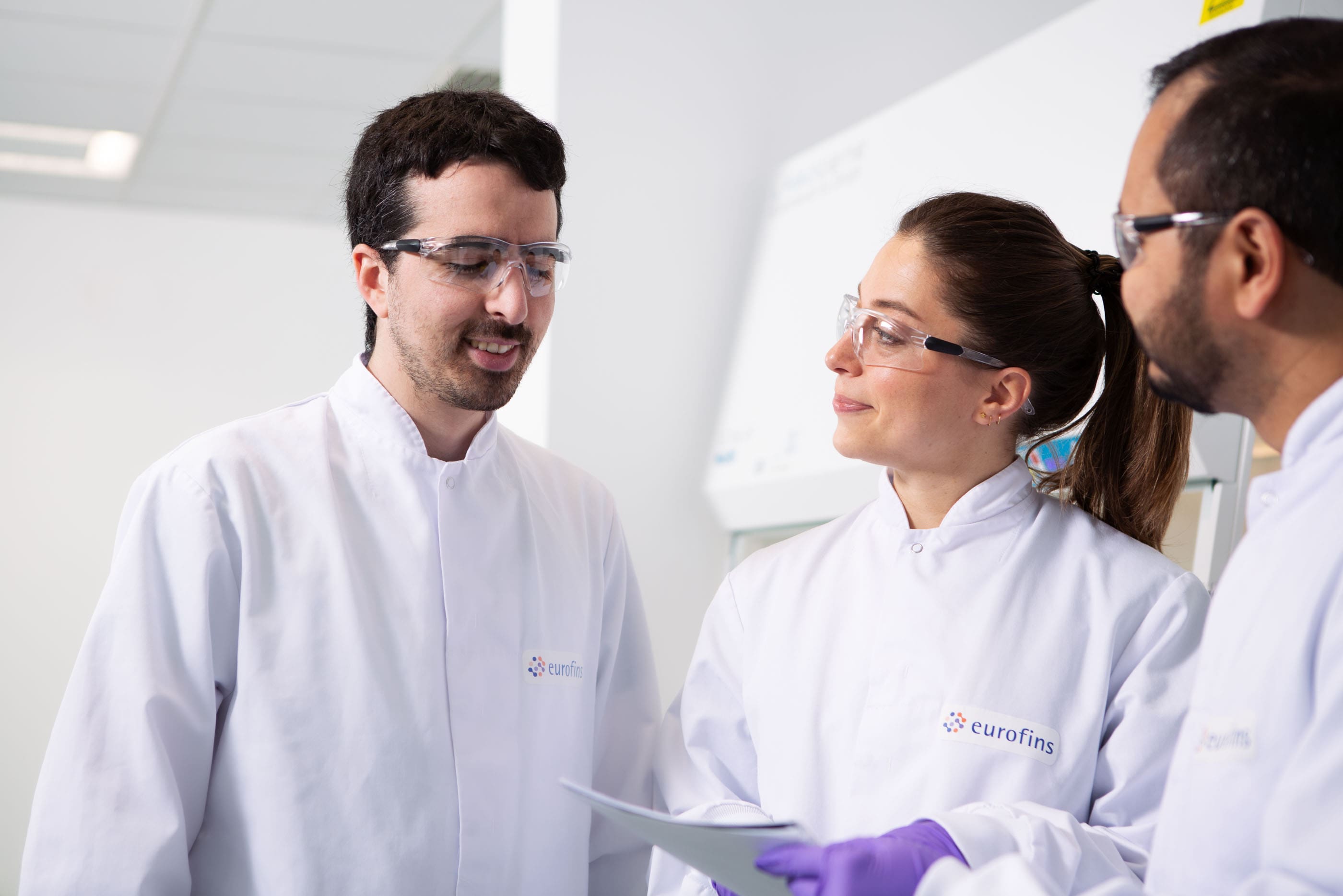 Experts Eurofins BioPharma Product Testing en discussion dans un laboratoire BPF, dédié aux analyses d’endotoxines pour garantir la sécurité microbiologique des produits biologiques et pharmaceutiques.