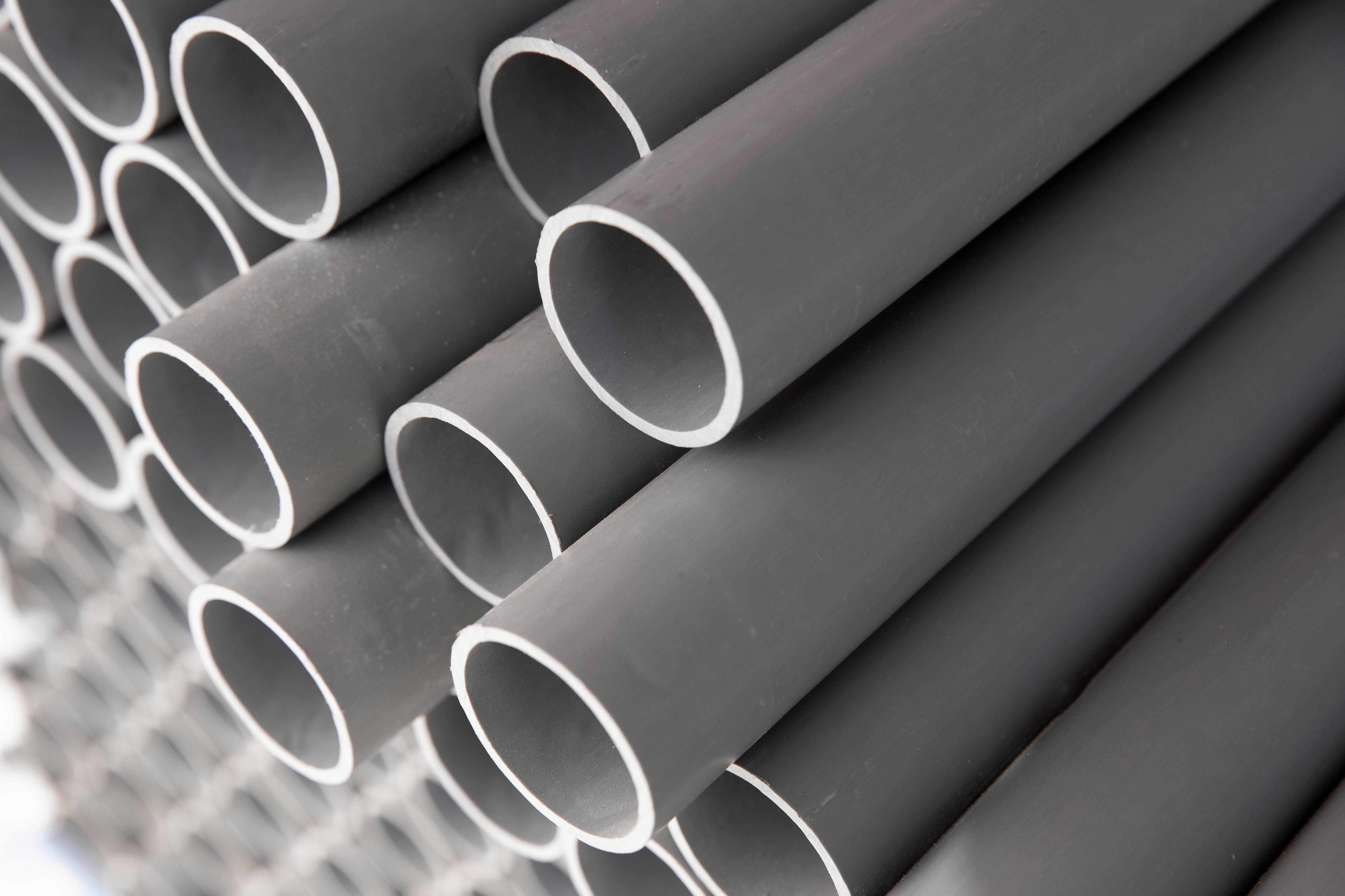 assortiment-de-tuyaux-en-pvc-de-construction-minimaliste