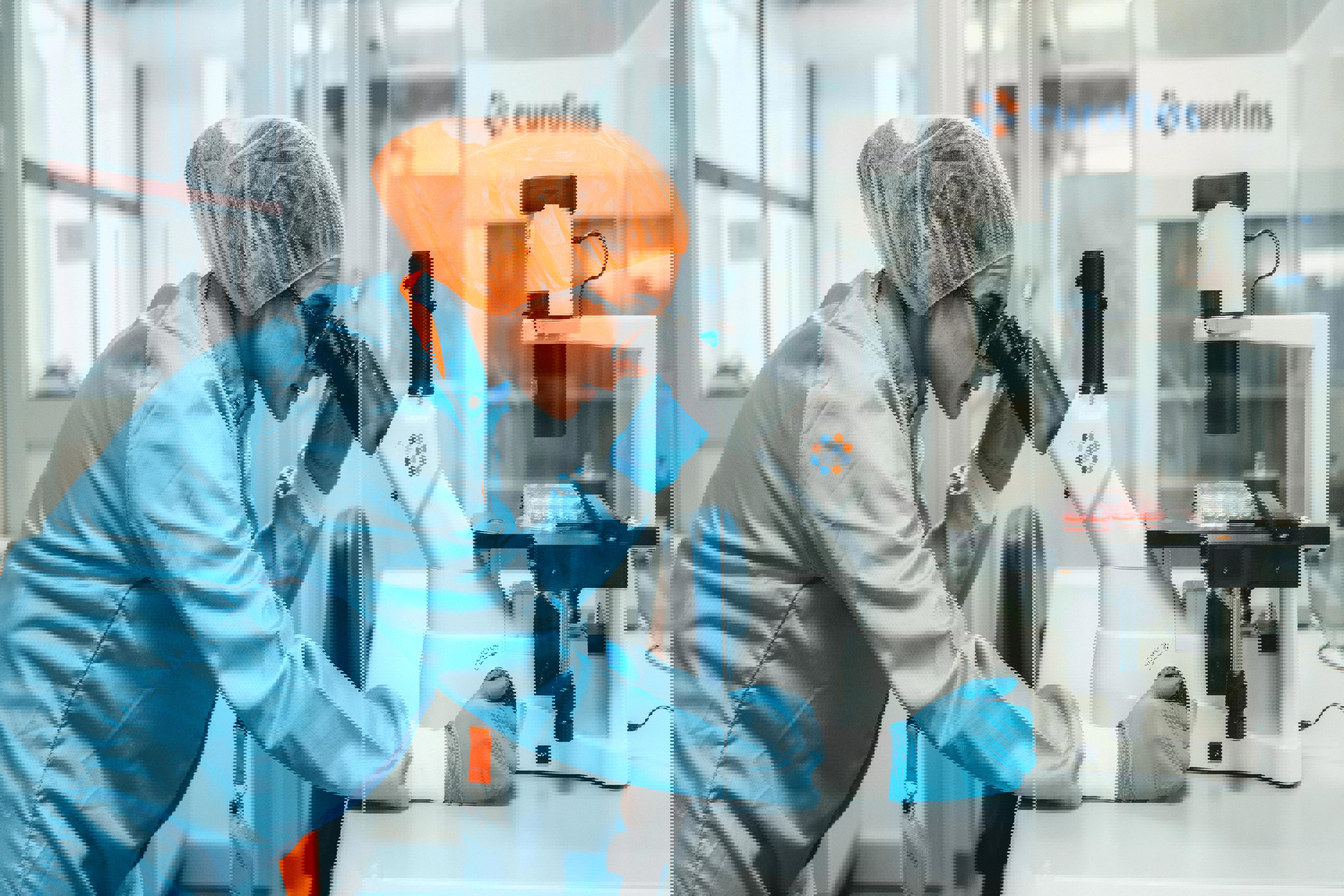 Technicien de laboratoire Eurofins BioPharma Product Testing réalisant une analyse des pyrogènes au microscope dans un laboratoire conforme aux BPF, pour garantir la sécurité des produits biologiques et pharmaceutiques.