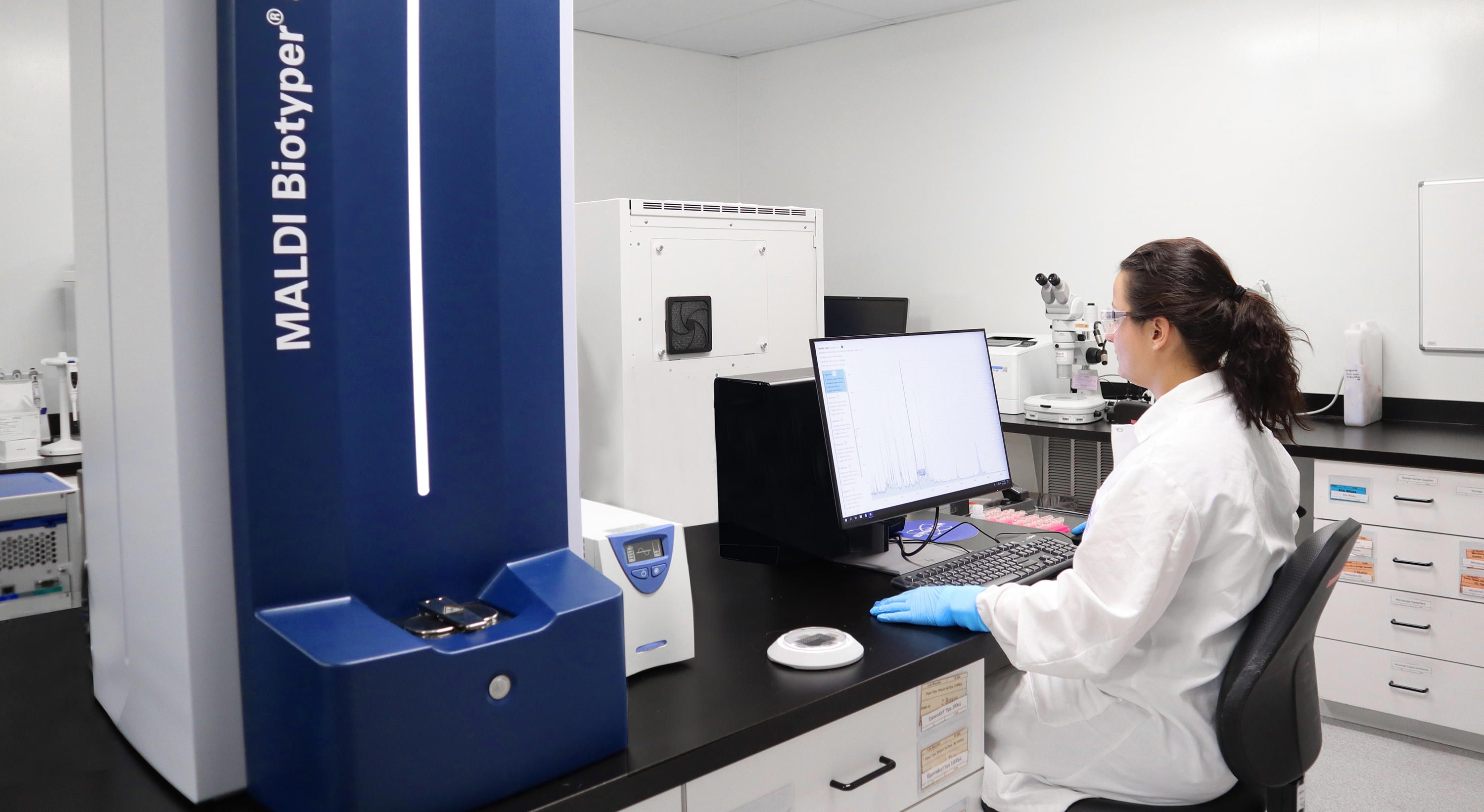 Technicien de laboratoire chez Eurofins Biopharma Product Testing réalisant une analyse microbiologique par spectrométrie de masse MALDI-TOF avec le système MALDI Biotyper®, pour l’identification rapide et fiable des micro-organismes dans un environnement conforme aux Bonnes Pratiques de Fabrication (BPF).