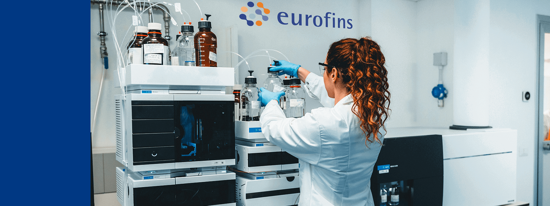 Technicien en laboratoire Eurofins BioPharma Product Testing manipulant un système de chromatographie pour réaliser des études d’extractibles et relargables. Cette analyse permet d’identifier les substances susceptibles de migrer depuis les matériaux d’emballage ou dispositifs médicaux vers les produits pharmaceutiques, garantissant la sécurité, la conformité réglementaire et la qualité des traitements selon les normes USP <1663>, <1664> et ISO 10993.