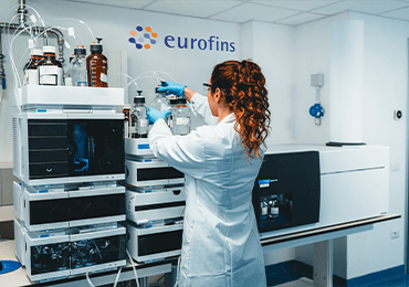 Technicienne de laboratoire chez Eurofins BioPharma Product Testing, spécialisée en analyses chimiques et pharmaceutiques. Elle utilise un système HPLC pour réaliser le contrôle qualité, dont les analyses d’extractibles et relargables, essentielles pour évaluer les risques de migration de substances depuis les matériaux d’emballage vers les produits de santé. Ces tests permettent de garantir la sécurité, la stabilité et la conformité réglementaire des médicaments selon les exigences de la FDA et de l’EMA.