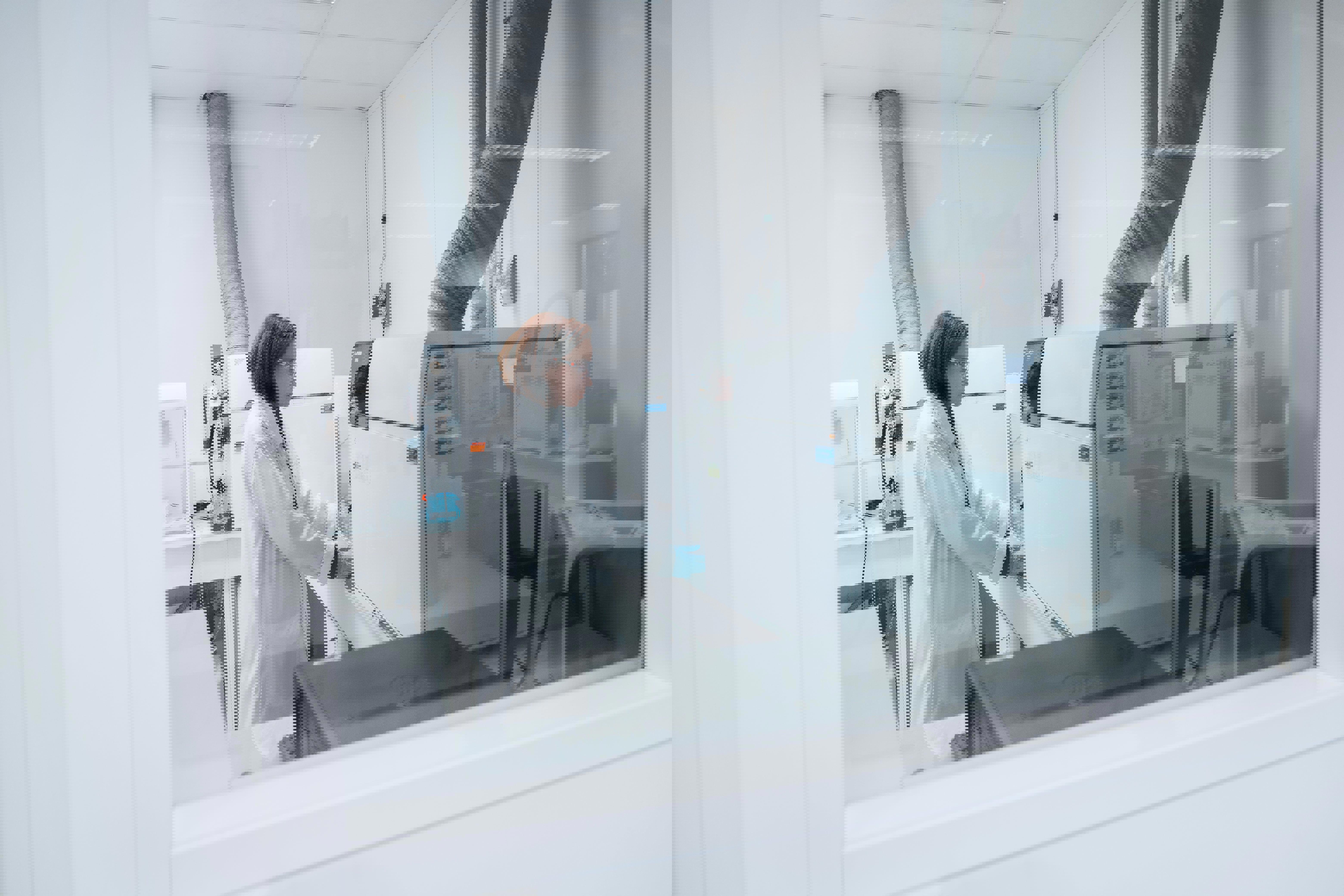 Analyse des impuretés élémentaires et des traces de métaux par ICP-MS dans un laboratoire Eurofins BioPharma Product Testing : un technicien en blouse blanche et lunettes de protection utilise un spectromètre de masse à plasma induit pour détecter les éléments traces conformément aux exigences des pharmacopées européennes (Ph. Eur.), américaines (USP <232>/<233>) et aux BPF/GMP. Cette méthode garantit la sécurité des produits pharmaceutiques en identifiant les métaux lourds et les contaminants inorganiques.