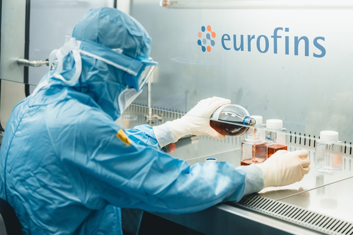 Technicien Eurofins BioPharma Product Testing France réalisant un test de stérilité rapide dans un environnement aseptique sous hotte à flux laminaire. Grâce à des méthodes microbiologiques accélérées et validées, Eurofins garantit la détection précoce de contaminations dans les produits biopharmaceutiques, tout en respectant les normes BPF et les exigences réglementaires internationales en matière de contrôle qualité pharmaceutique.