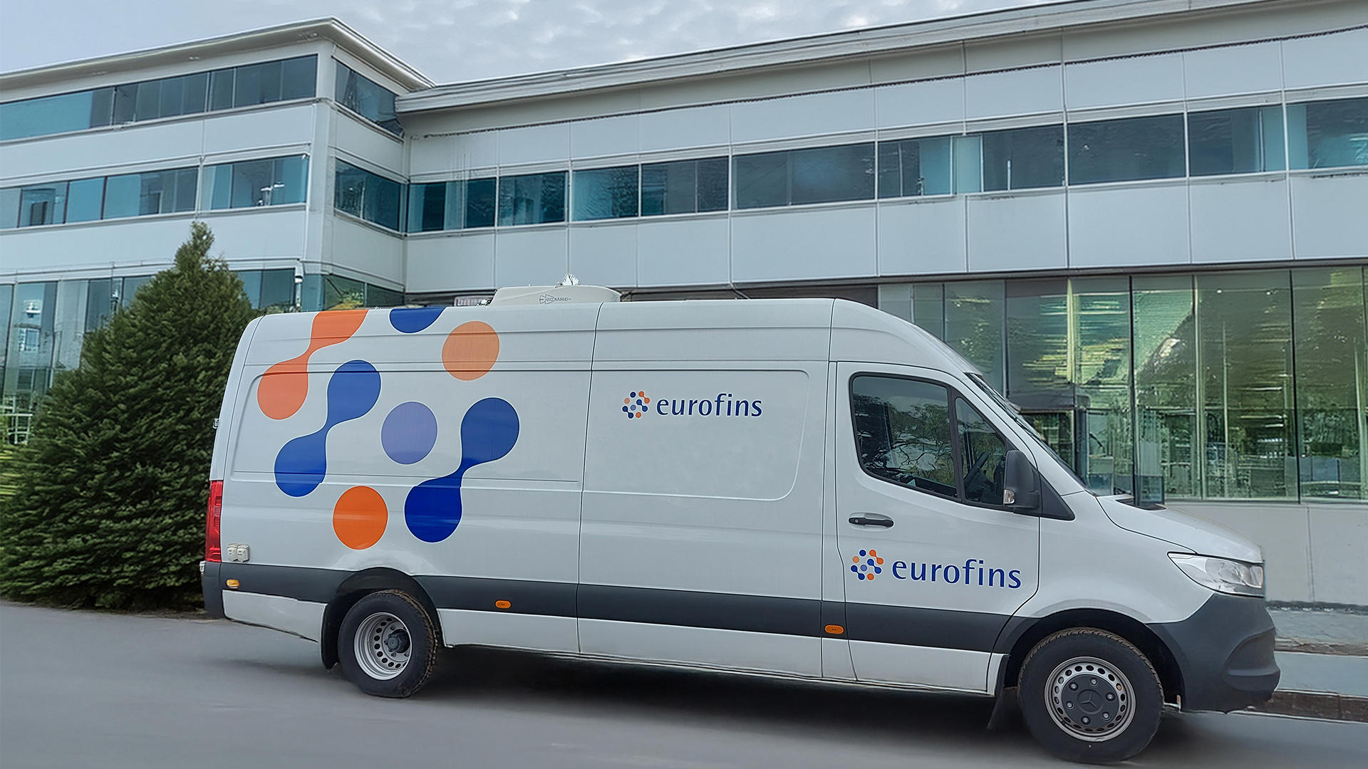 Un véhicule Eurofins stationné devant un laboratoire Eurofins BioPharma Product Testing illustre les services de monitoring environnemental. Ce contrôle régulier permet d’assurer la conformité des installations pharmaceutiques aux normes GMP, en maîtrisant les paramètres critiques liés à l’environnement de production.