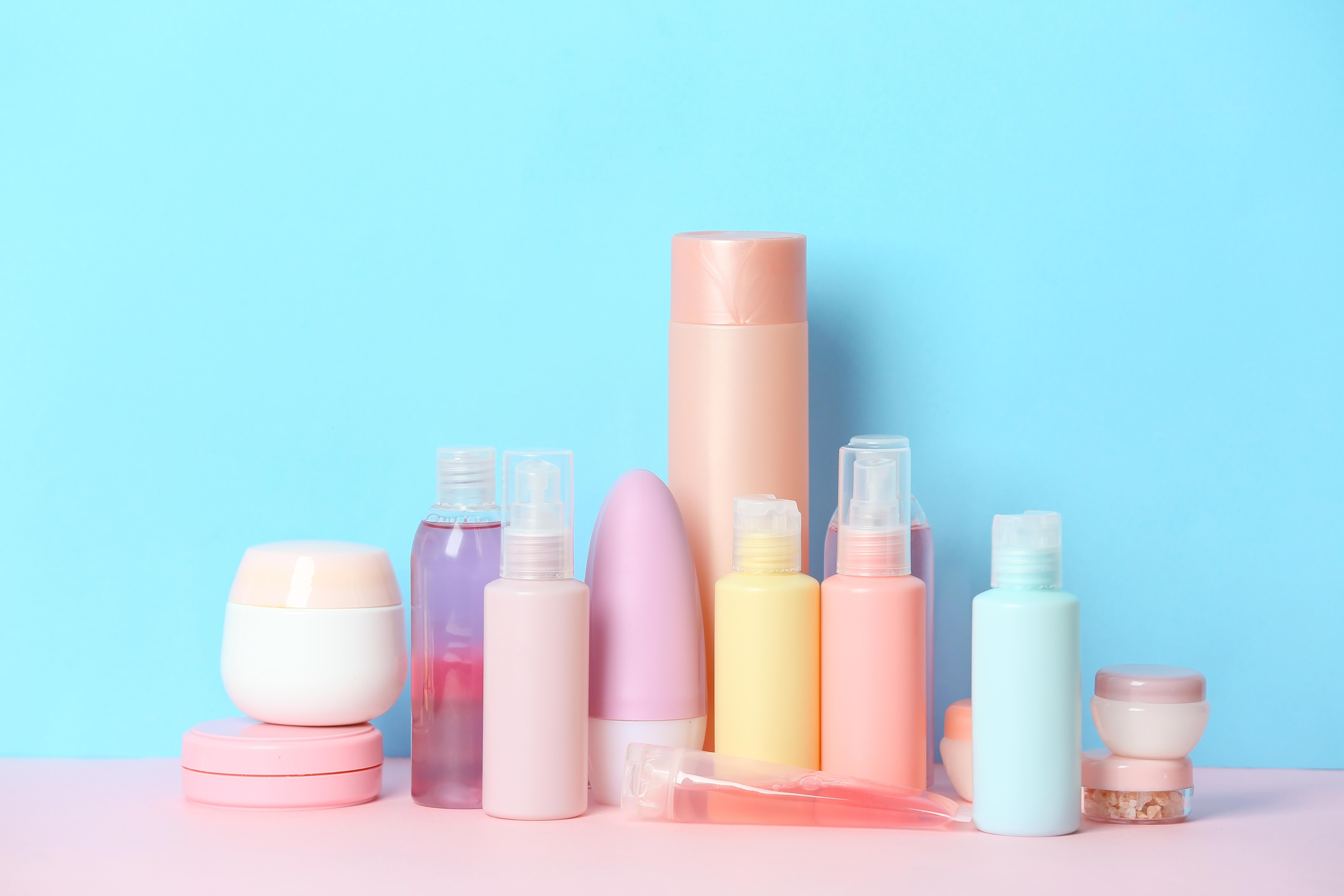 travel-cosmetics-kit-on-colour-background_8640x5760px