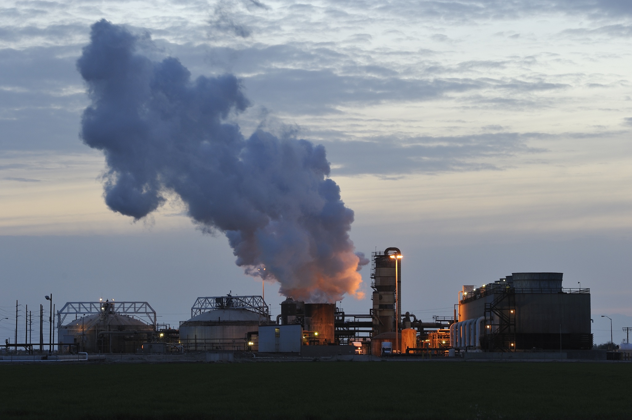 factory-smoke-with-polluting-air-at-night_4101x2727px