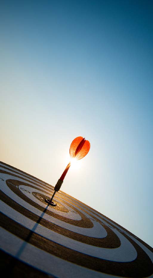 Fléchette atteignant le centre d’une cible sous ciel bleu, illustrant la précision des solutions de criblage ciblé proposées par Eurofins BioPharma Product Testing pour le développement de médicaments.