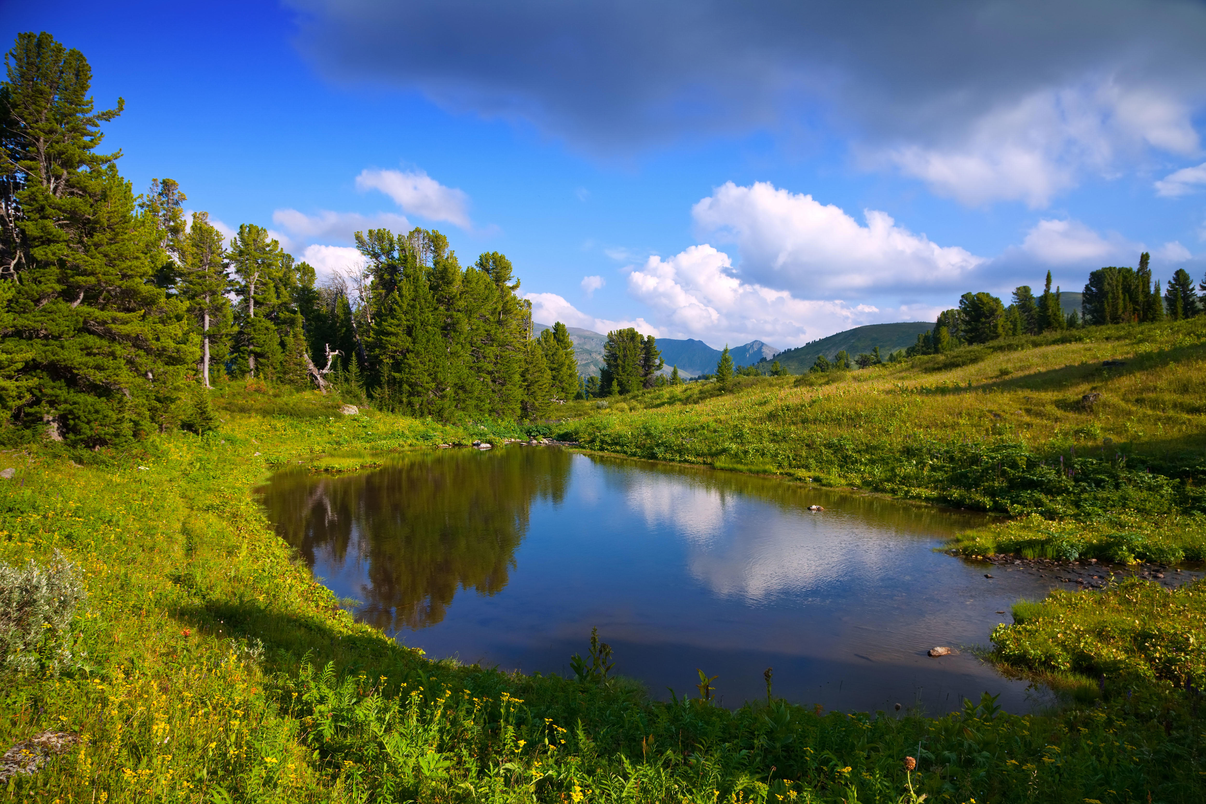 paysage-horizontal-avec-le-lac-des-montagnes