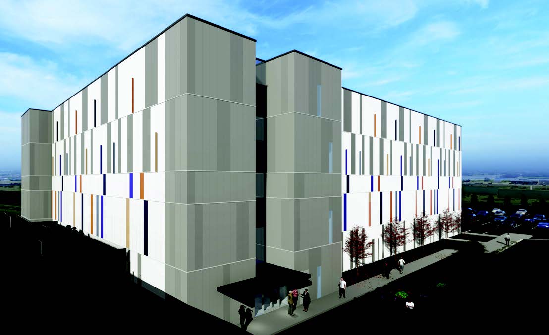 Vue extérieure d’un bâtiment moderne Eurofins, à l’architecture épurée et contemporaine, avec une façade composée de panneaux verticaux gris, blancs et colorés. Des collaborateurs circulent à proximité de l’entrée, illustrant l’activité du site. À l’arrière-plan, un parking et un paysage dégagé complètent l’environnement du site dédié aux essais pharmaceutiques.