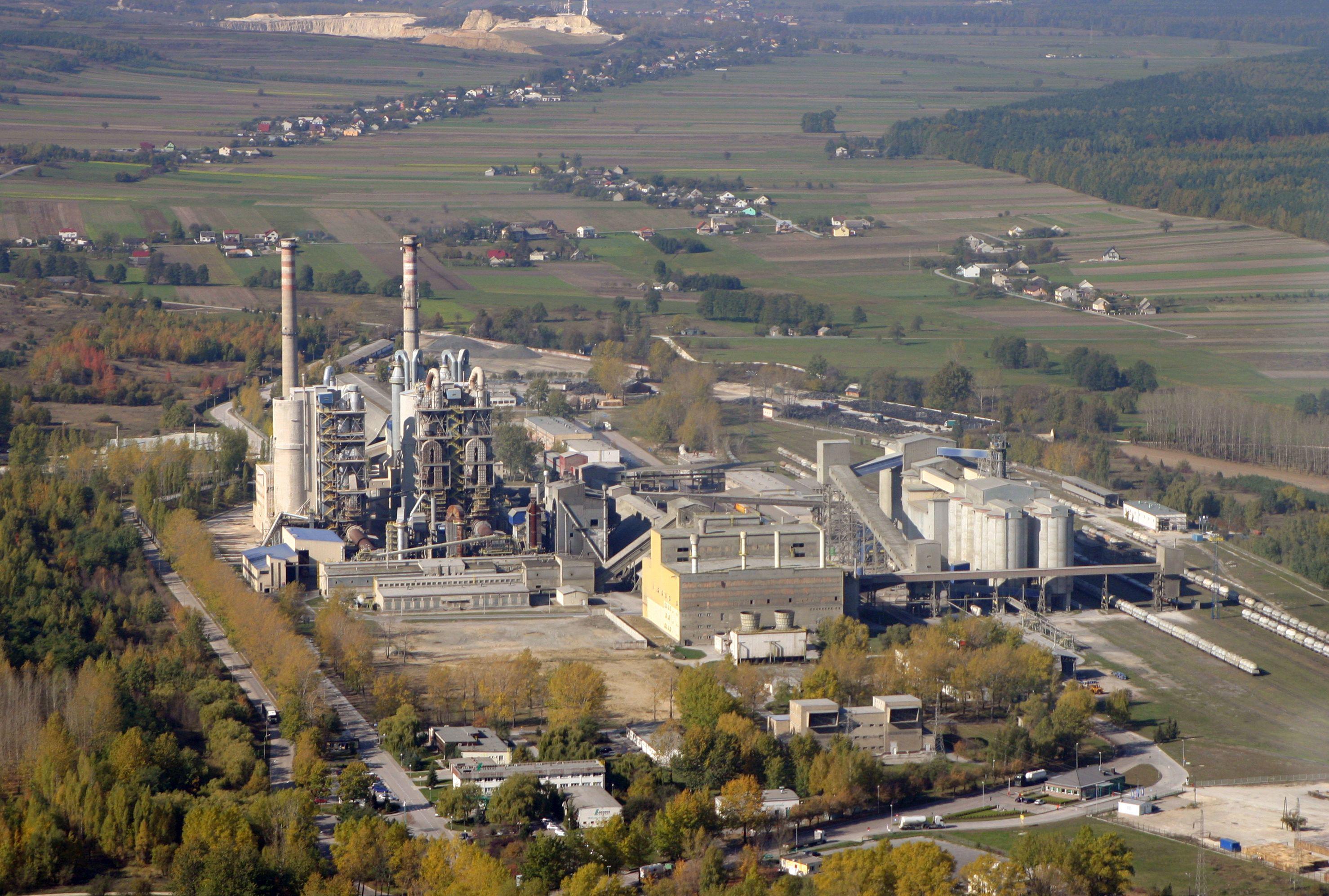 aerial-view-of-a-factory-xl_2957x1994px