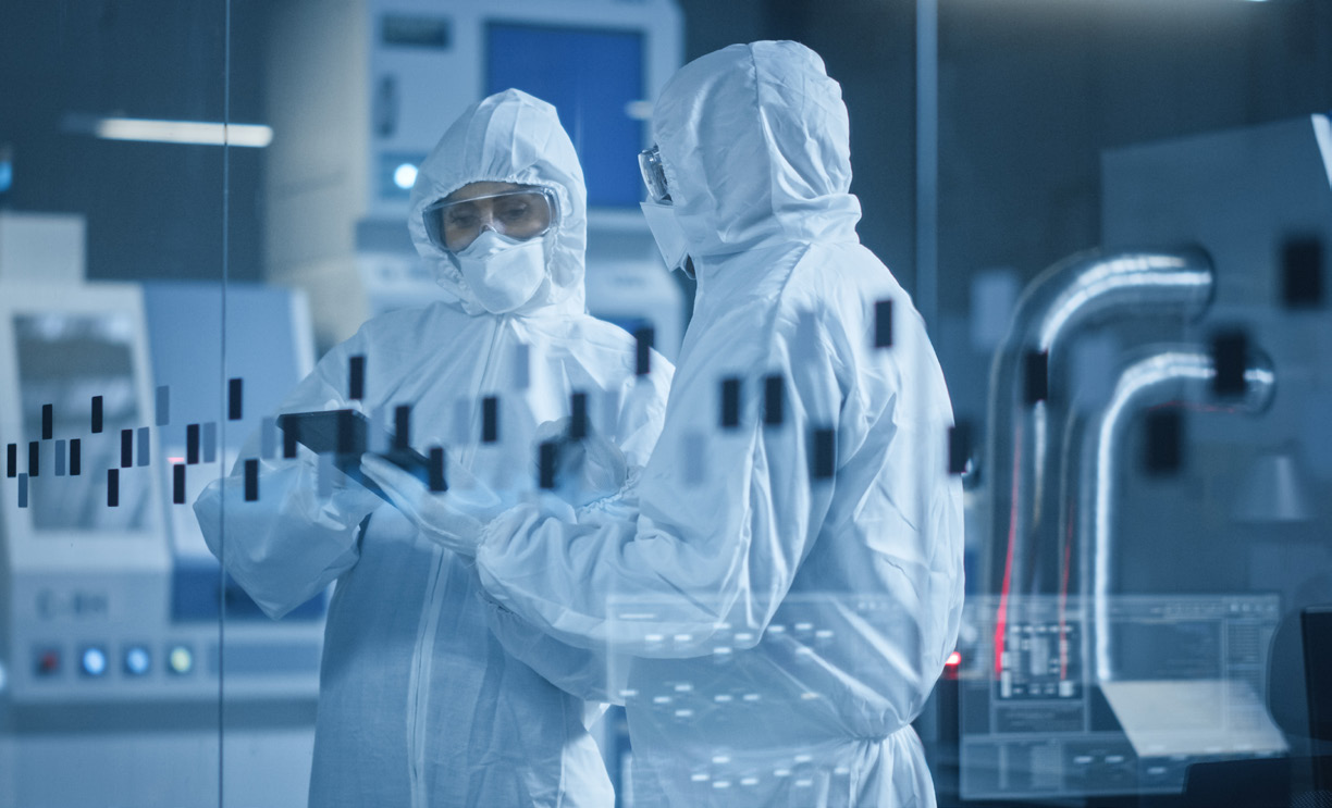 Scientifiques en combinaison de protection intégrale travaillant dans un laboratoire Eurofins BioPharma Product Testing équipé de technologies avancées, illustrant les standards élevés de sécurité et d’analyse.