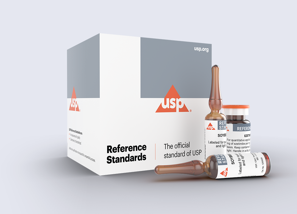 Standards de référence USP (United States Pharmacopeia) utilisés dans les laboratoires Eurofins BioPharma Product Testing pour garantir la conformité, la précision et la qualité des analyses pharmaceutiques. L’image montre une boîte USP et deux flacons de standards, essentiels pour les tests de contrôle qualité des produits biopharmaceutiques selon les normes internationales.