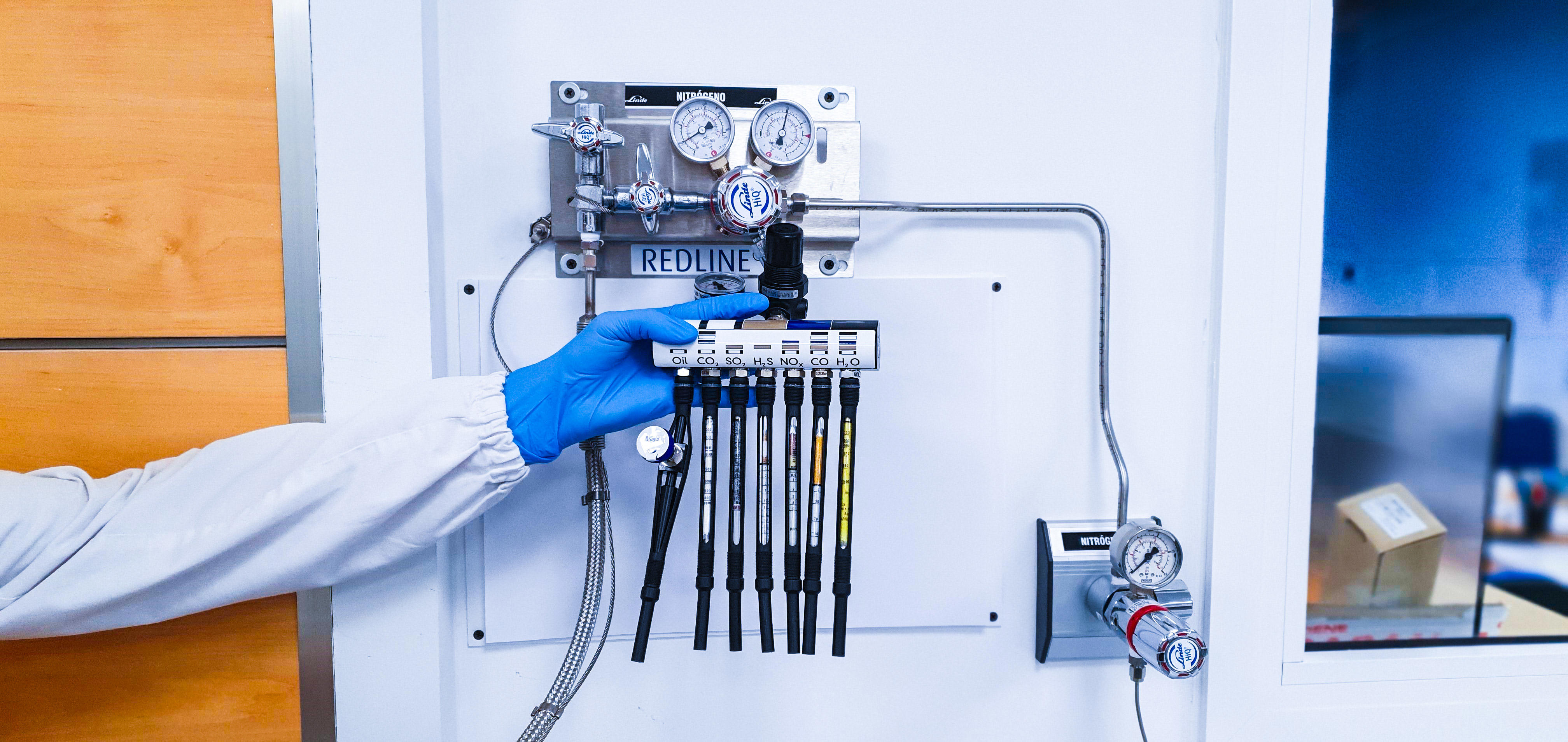 Système de distribution de gaz en laboratoire pharmaceutique, avec régulateurs de pression et vannes de sécurité manipulés par un technicien Eurofins. L’image illustre le contrôle précis des gaz industriels, la conformité aux normes BPF et la sécurisation des atmosphères de travail pour les analyses scientifiques et les procédés critiques.