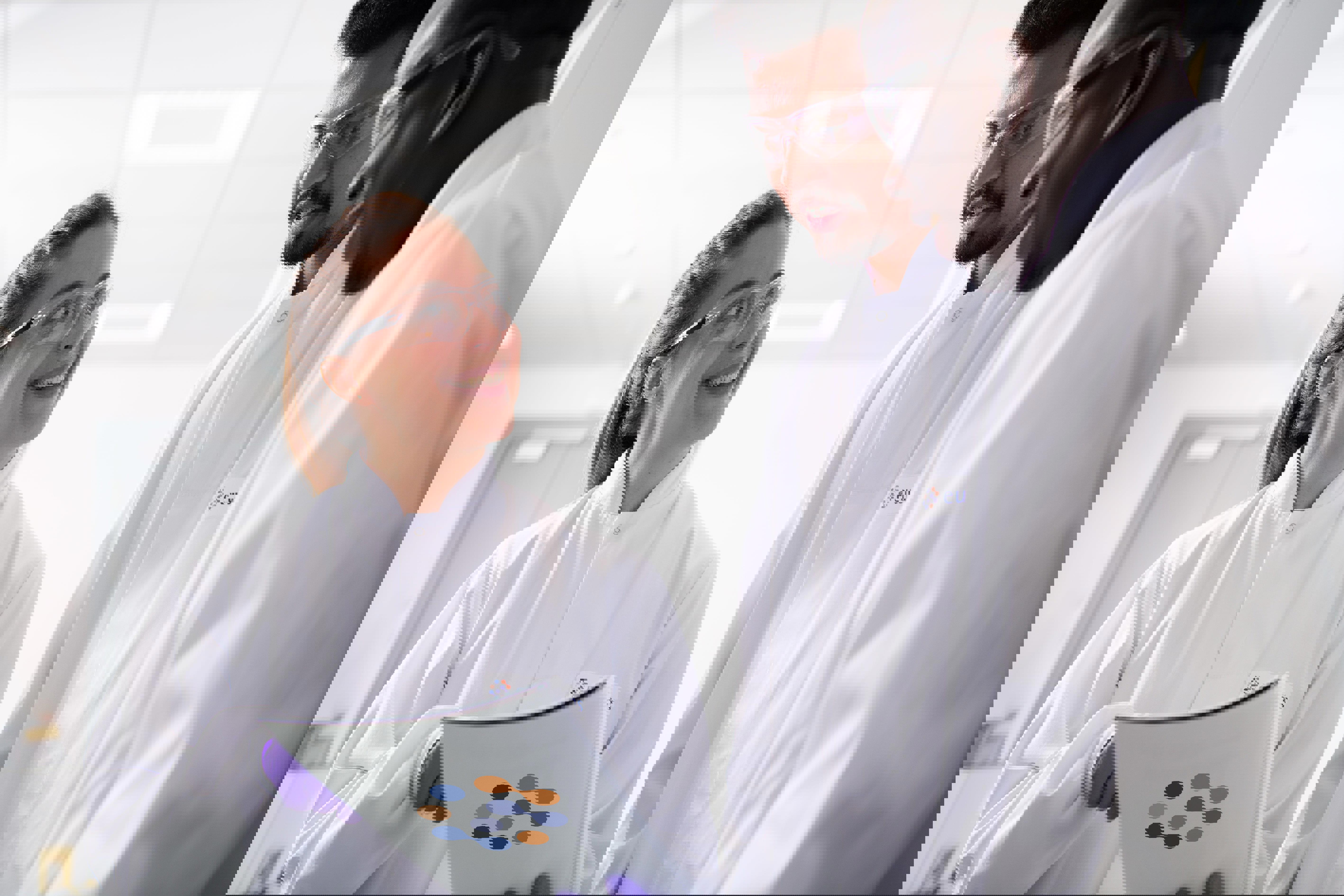 Eurofins BioPharma Product Testing – trois techniciens en blouse blanche discutent dans un laboratoire lumineux, tenant un document avec un schéma coloré. Contexte : glycosylation (ex. profilage des glycannes N-liés). 