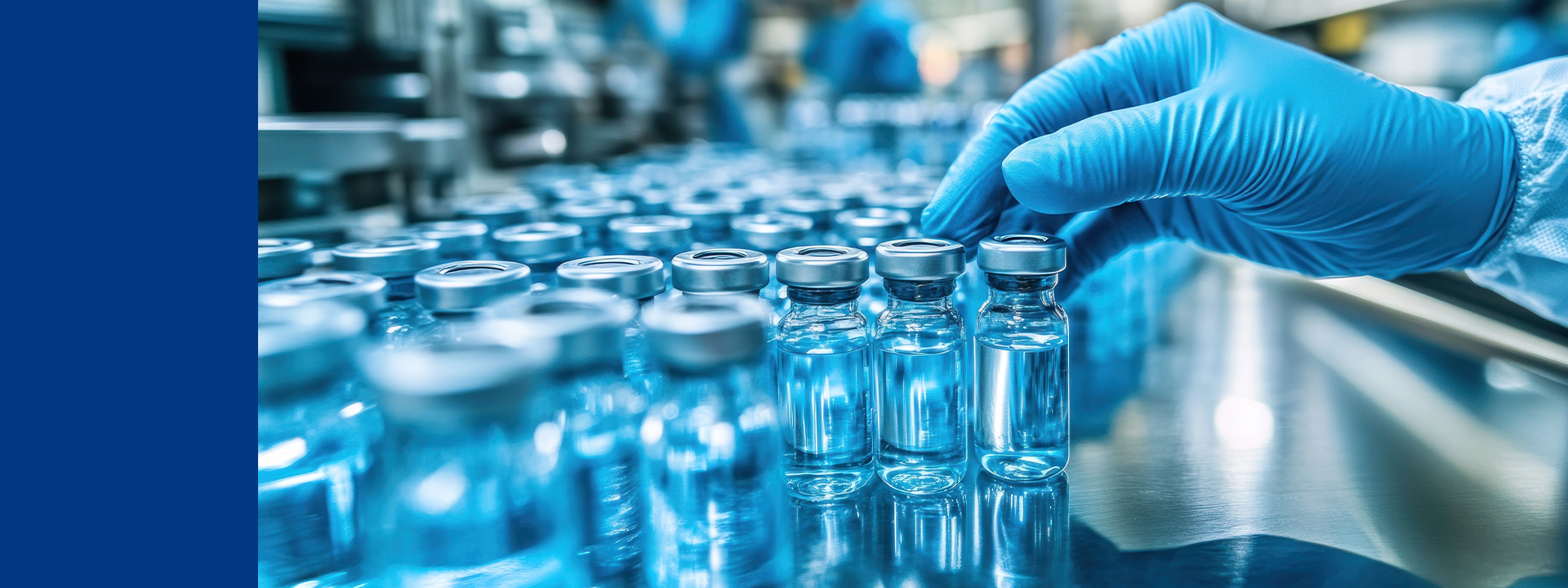 Validation en environnement stérile de flacons injectables contenant un liquide bleu, manipulés par un technicien de laboratoire. Ce processus garantit la conformité des systèmes d’emballage et d’administration des médicaments selon les normes GMP, ISO 11607, FDA et EMA.