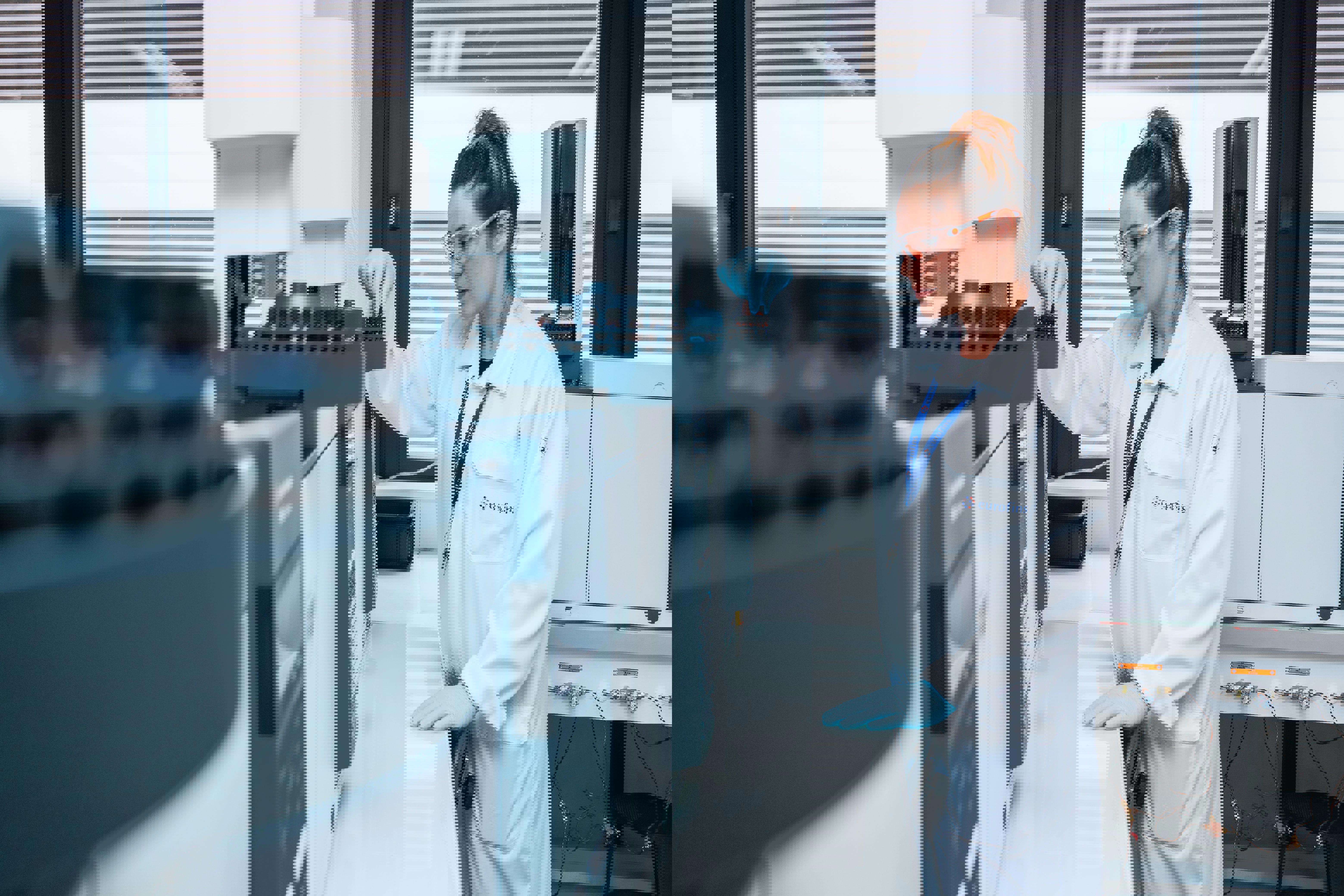 Technicien de laboratoire Eurofins BioPharma Product Testing manipulant un système de chromatographie dans un environnement stérile, illustrant les analyses de résidus d’oxyde d’éthylène sur les dispositifs et matériaux en contact avec les produits pharmaceutiques.