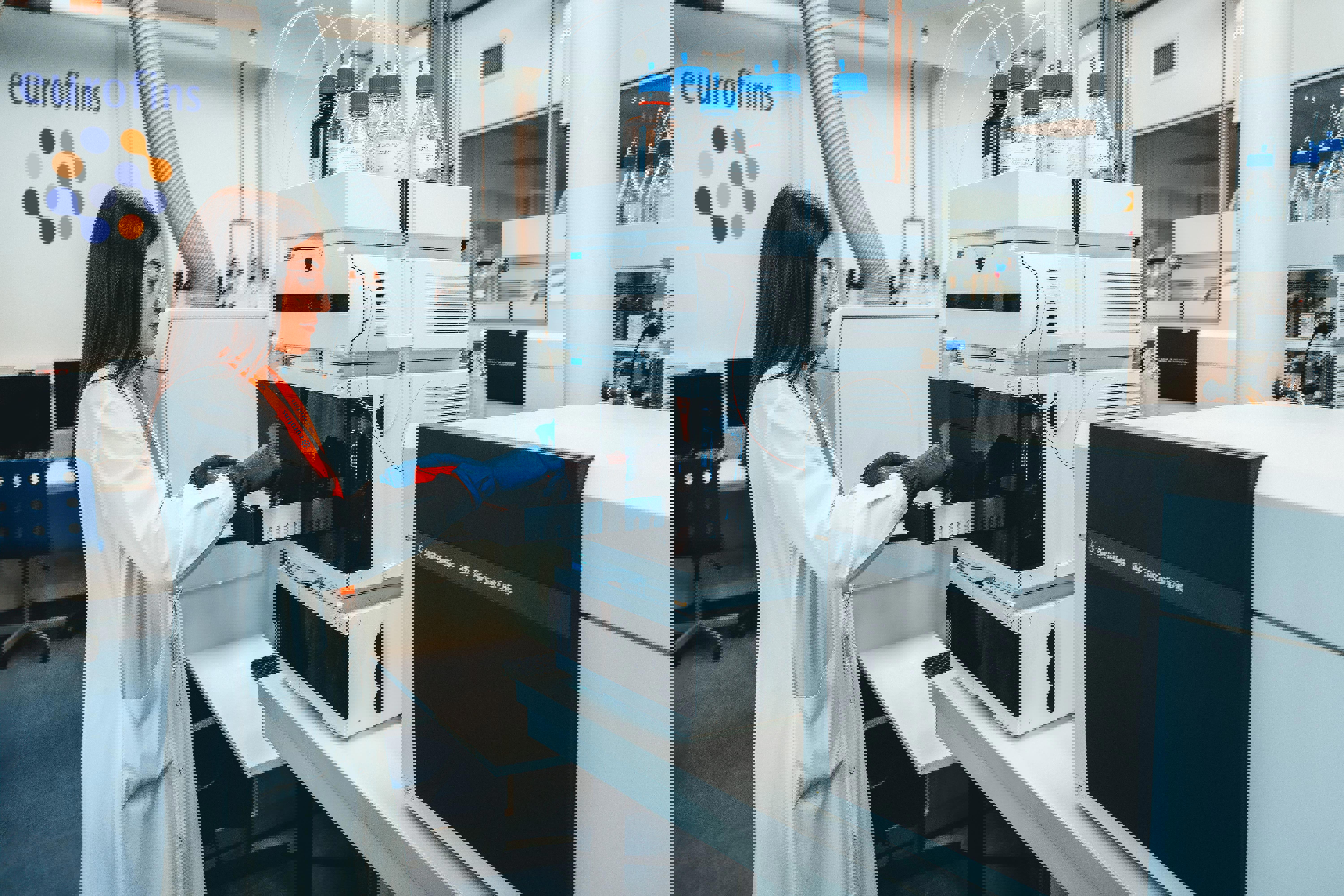 Une technicienne de laboratoire Eurofins BioPharma Product Testing manipule un système LC/MS dans un environnement analytique moderne, illustrant les services de contrôle des gaz pharmaceutiques. Ces analyses garantissent la pureté, la conformité réglementaire et la sécurité des gaz utilisés dans les procédés de fabrication selon les normes GMP/BPF.