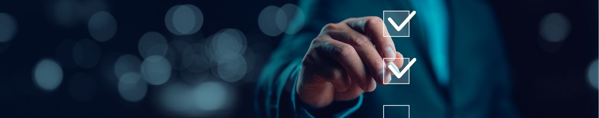 Personne en costume interagissant avec une interface numérique de checklist, illustrant la validation de tâches, l’application de lignes directrices et la gestion de projet digitale dans un environnement professionnel.