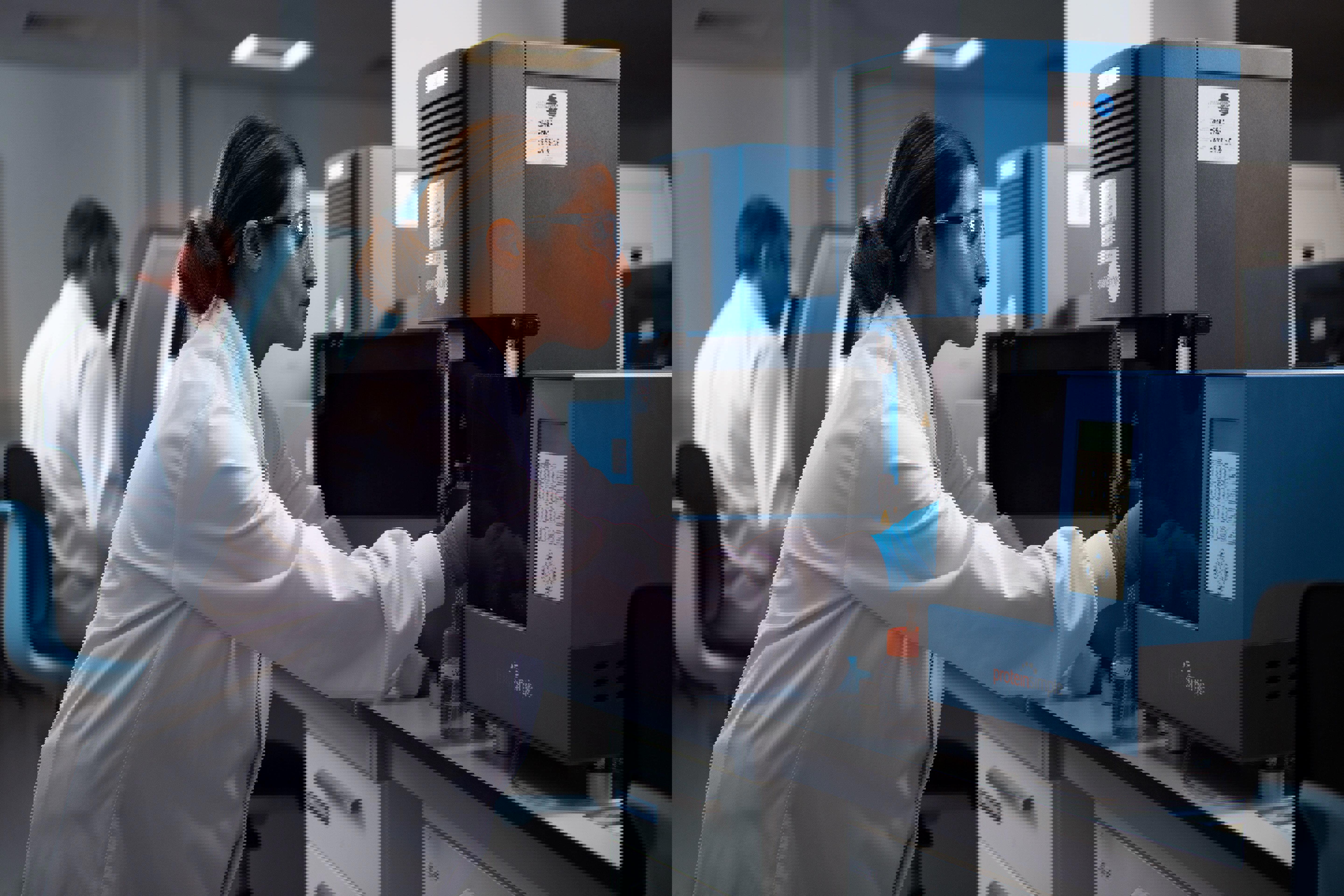 Technicienne de laboratoire Eurofins BioPharma Product Testing effectuant une analyse chimique à l’aide d’un équipement spécialisé, dans un environnement sécurisé et contrôlé. Cette image illustre les procédures rigoureuses mises en œuvre pour la détection et la quantification des polluants organiques persistants (POP) dans les substances pharmaceutiques, conformément aux exigences réglementaires internationales.