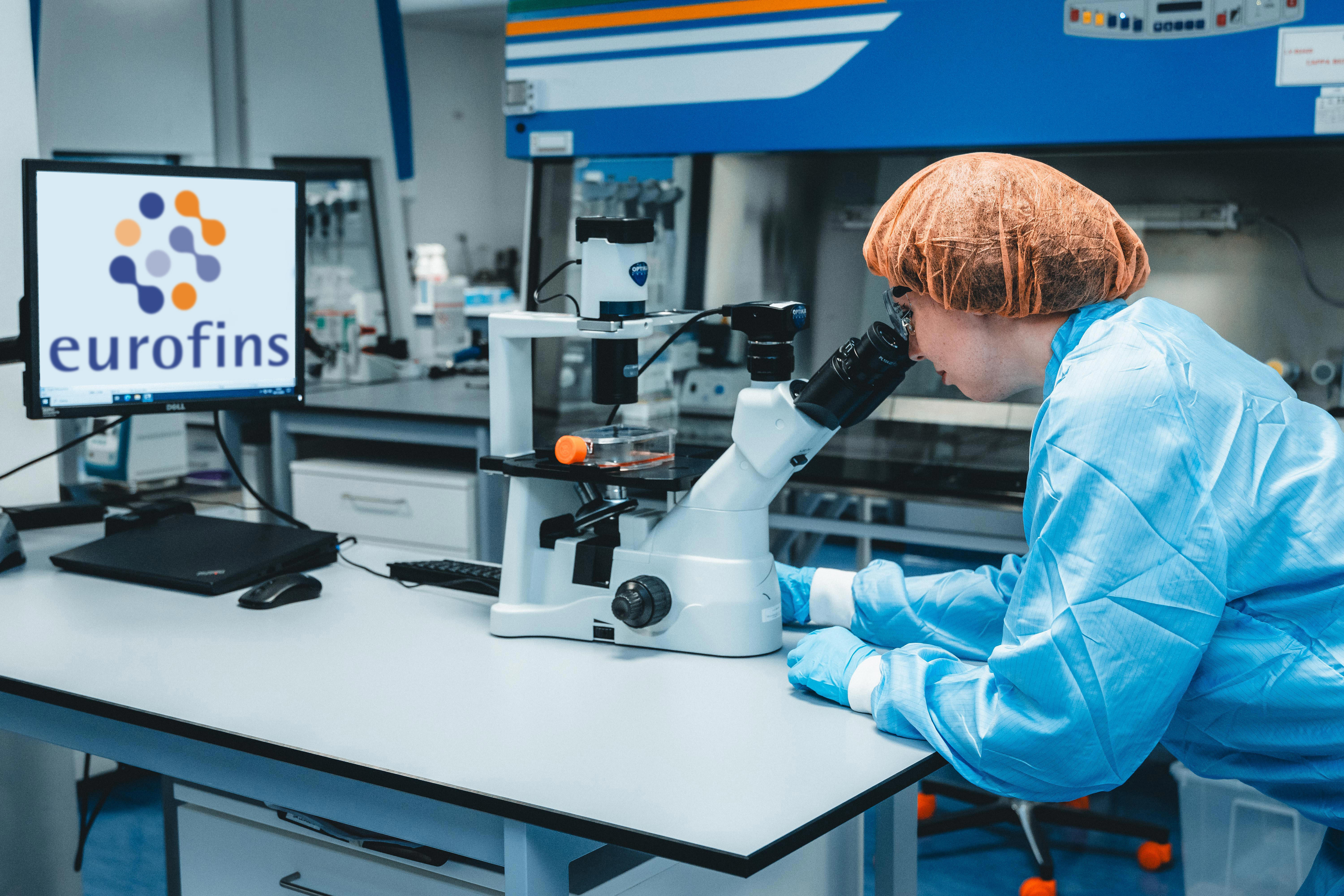 Technicien de laboratoire chez Eurofins Biopharma Product Testing réalisant l’identification et le typage microbiologique à l’aide d’un microscope et d’outils numériques, dans un environnement conforme aux Bonnes Pratiques de Fabrication (BPF).
