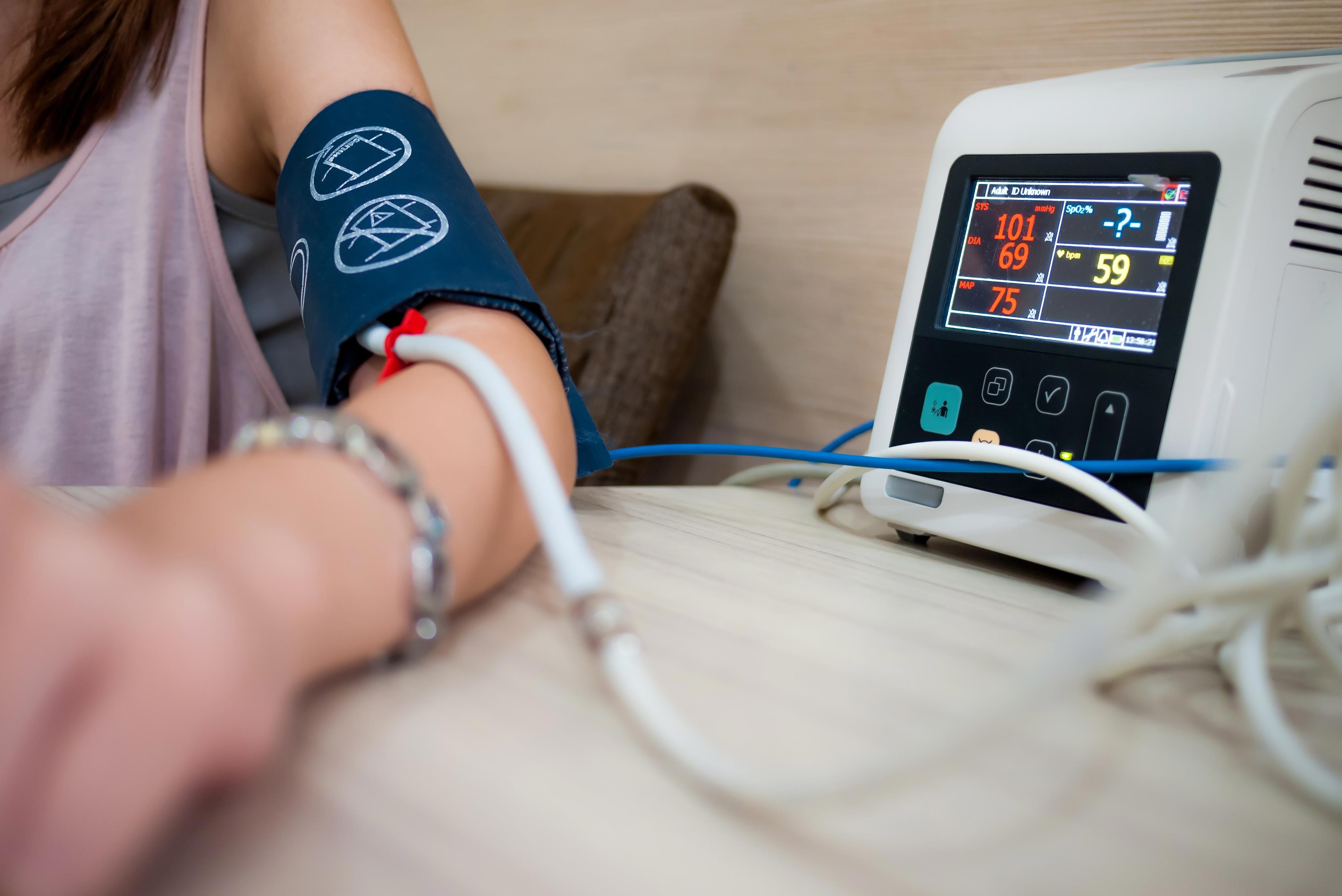 measuring-female-blood-pressure-in-a-hospital-xxl_4000x2672px