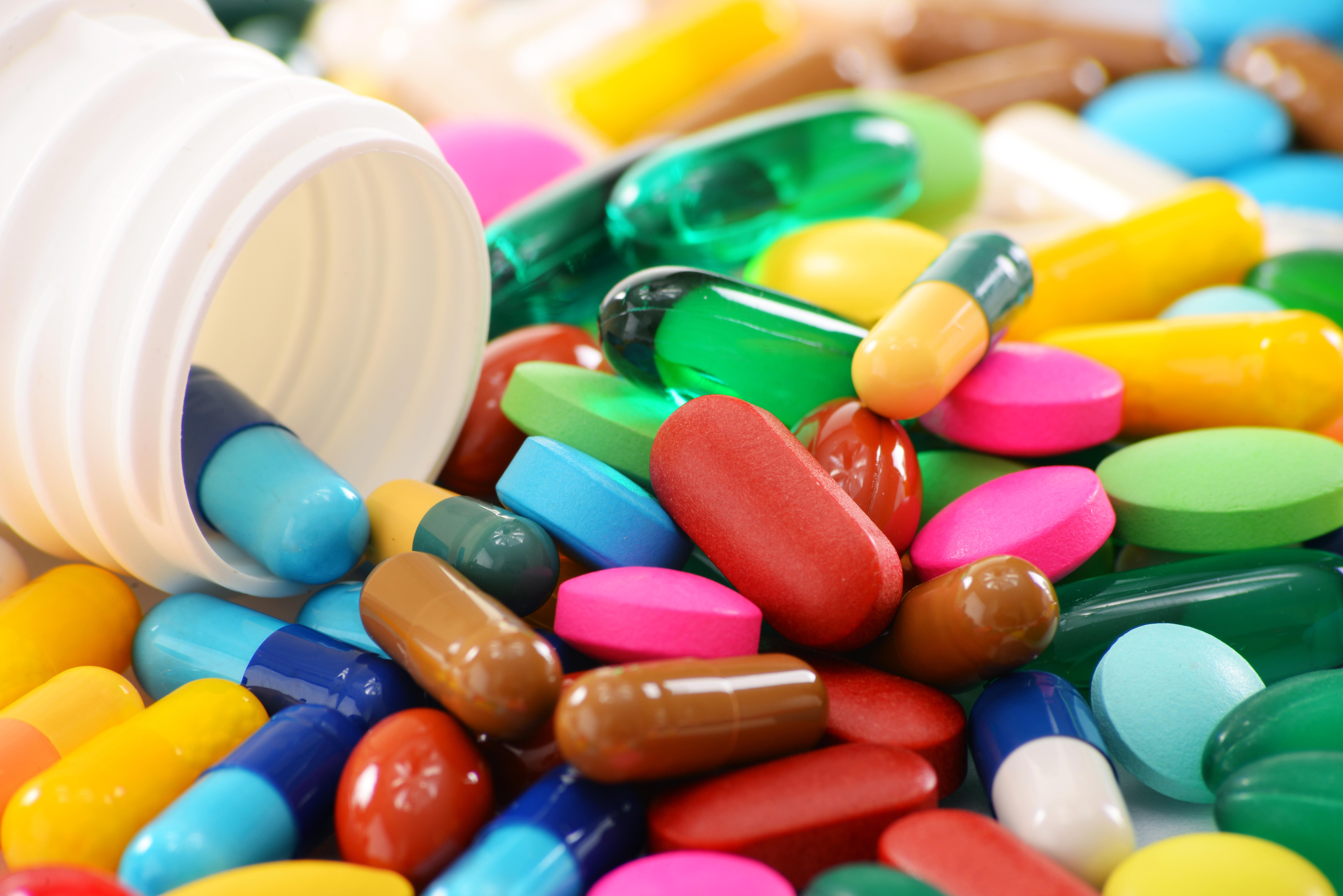 composition-with-variety-of-drug-pills-and-container-xxl_6016x4016px