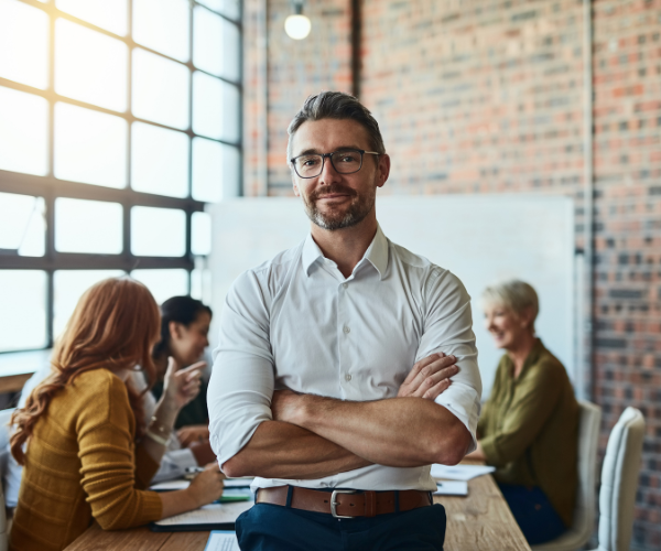 testimonial-man-leaning-on-table