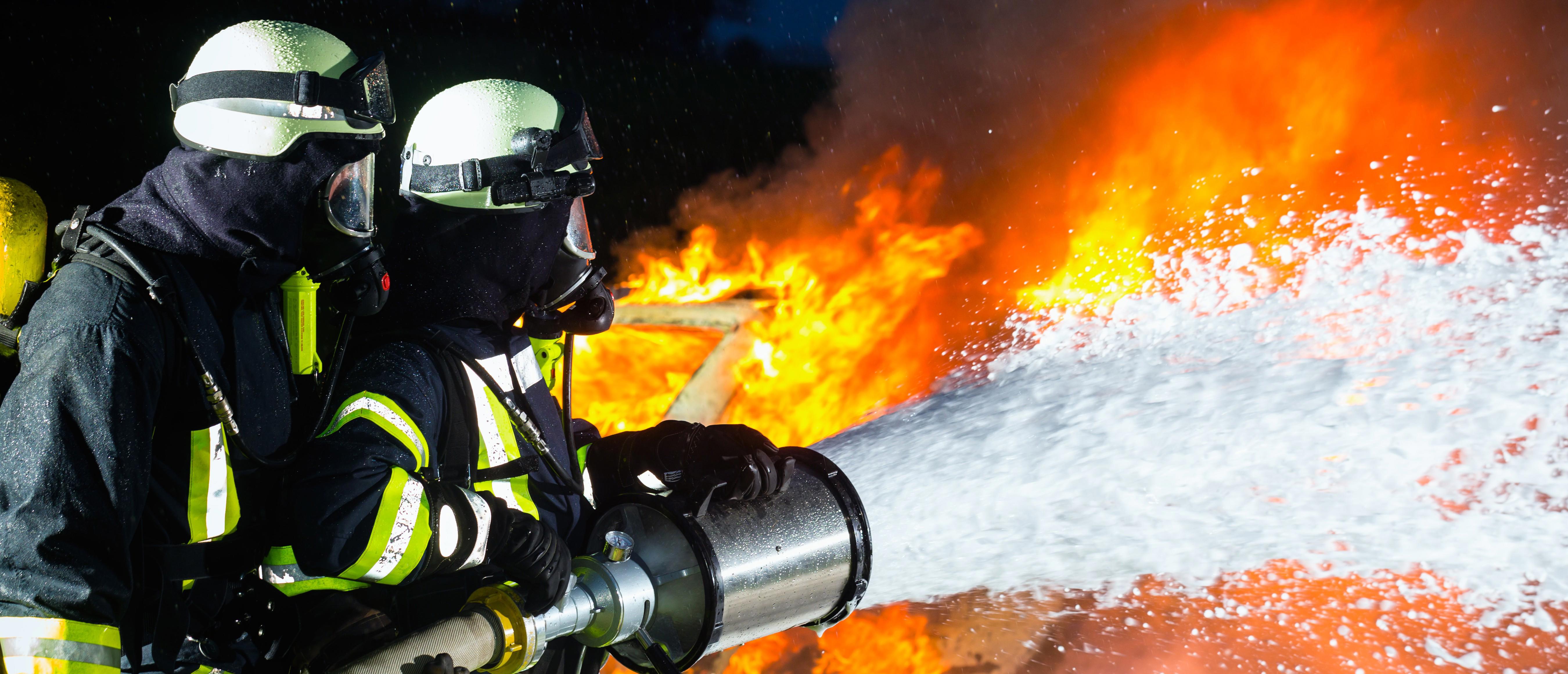 firefighter-firemen-extinguishing-a-large-blaze-xxl_5400x3600px