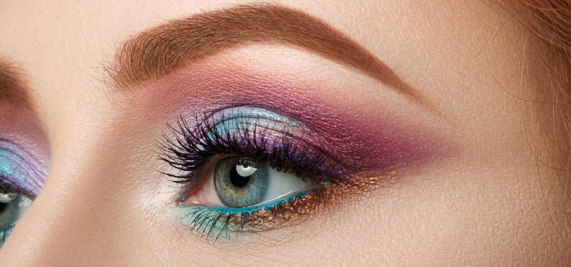 close-up-view-of-female-blue-eye-with-beautiful-make-up-xl_8208x5472px-banner